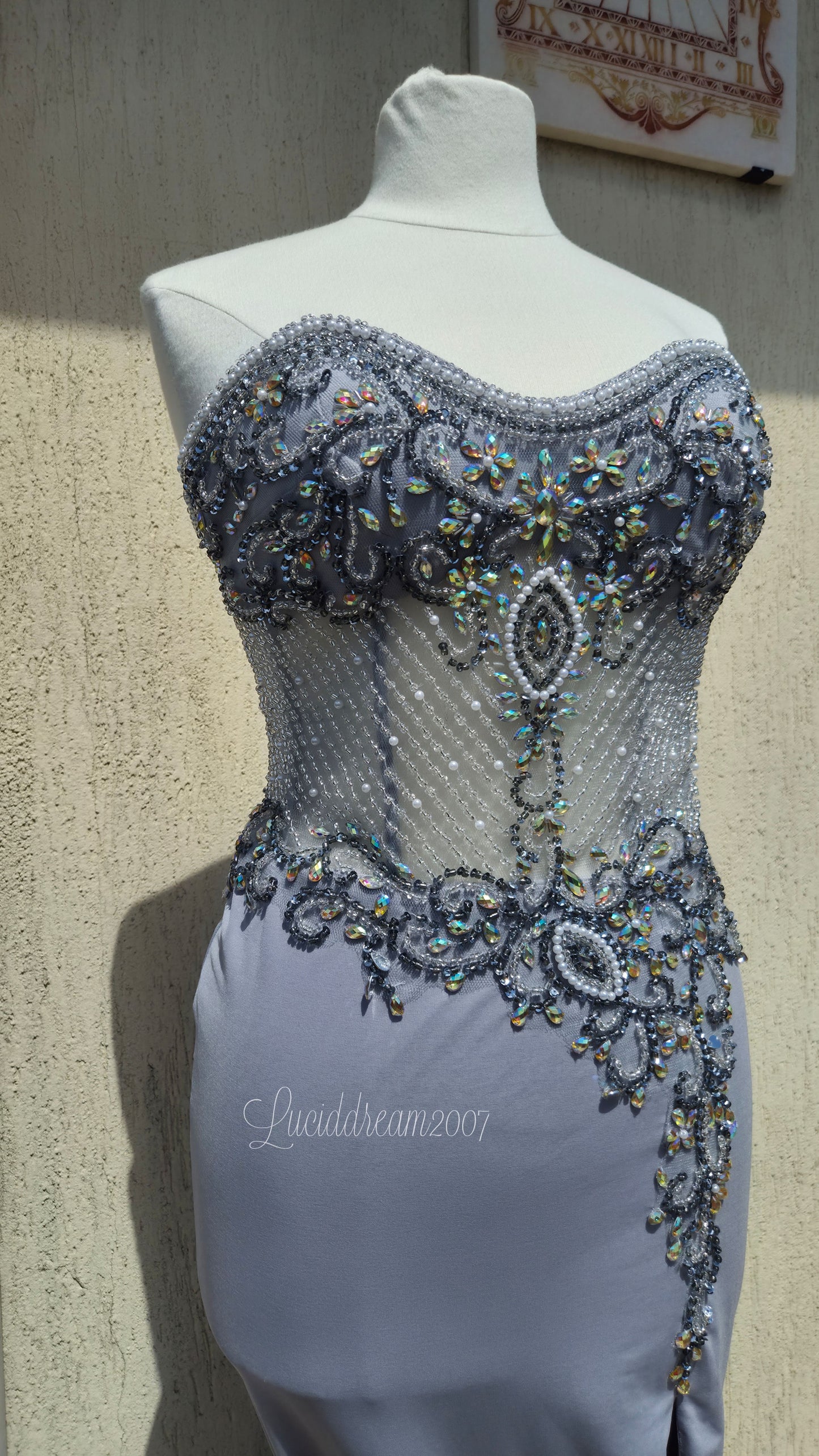 Robe bustier grise brodée