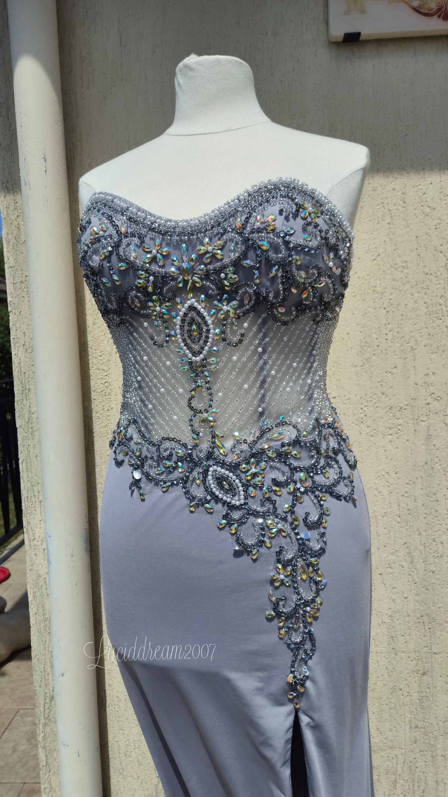 Robe bustier grise brodée