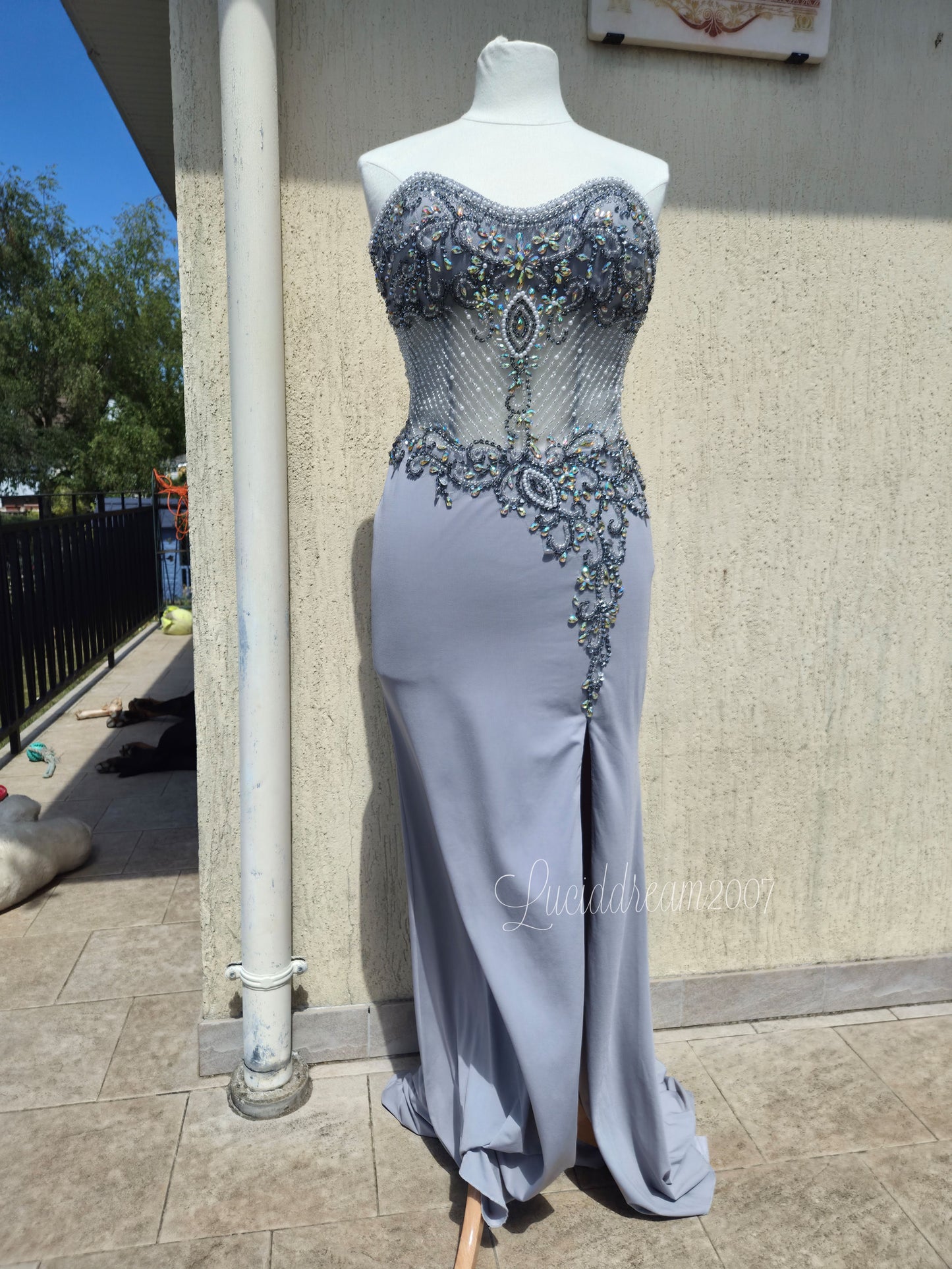 Robe bustier grise brodée