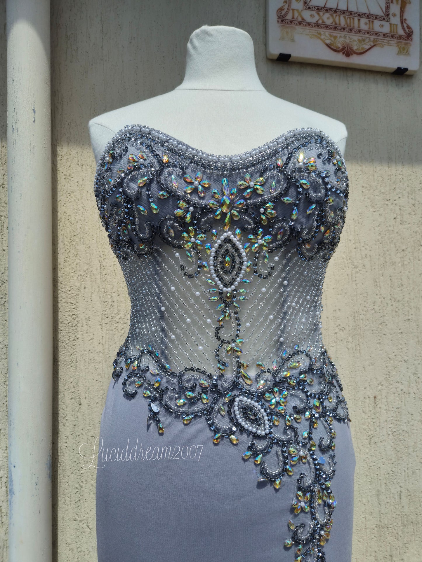 Robe bustier grise brodée