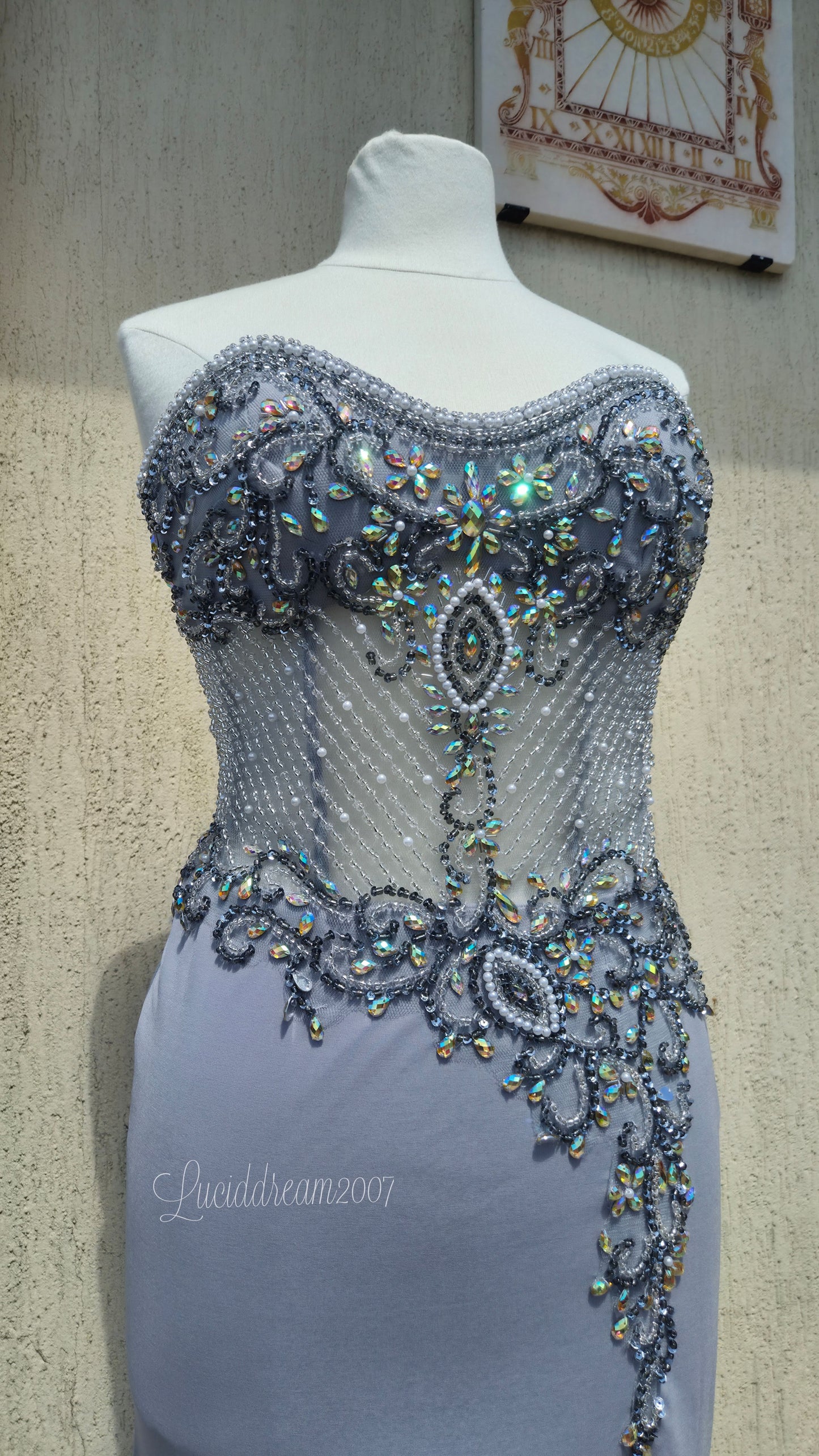 Robe bustier grise brodée