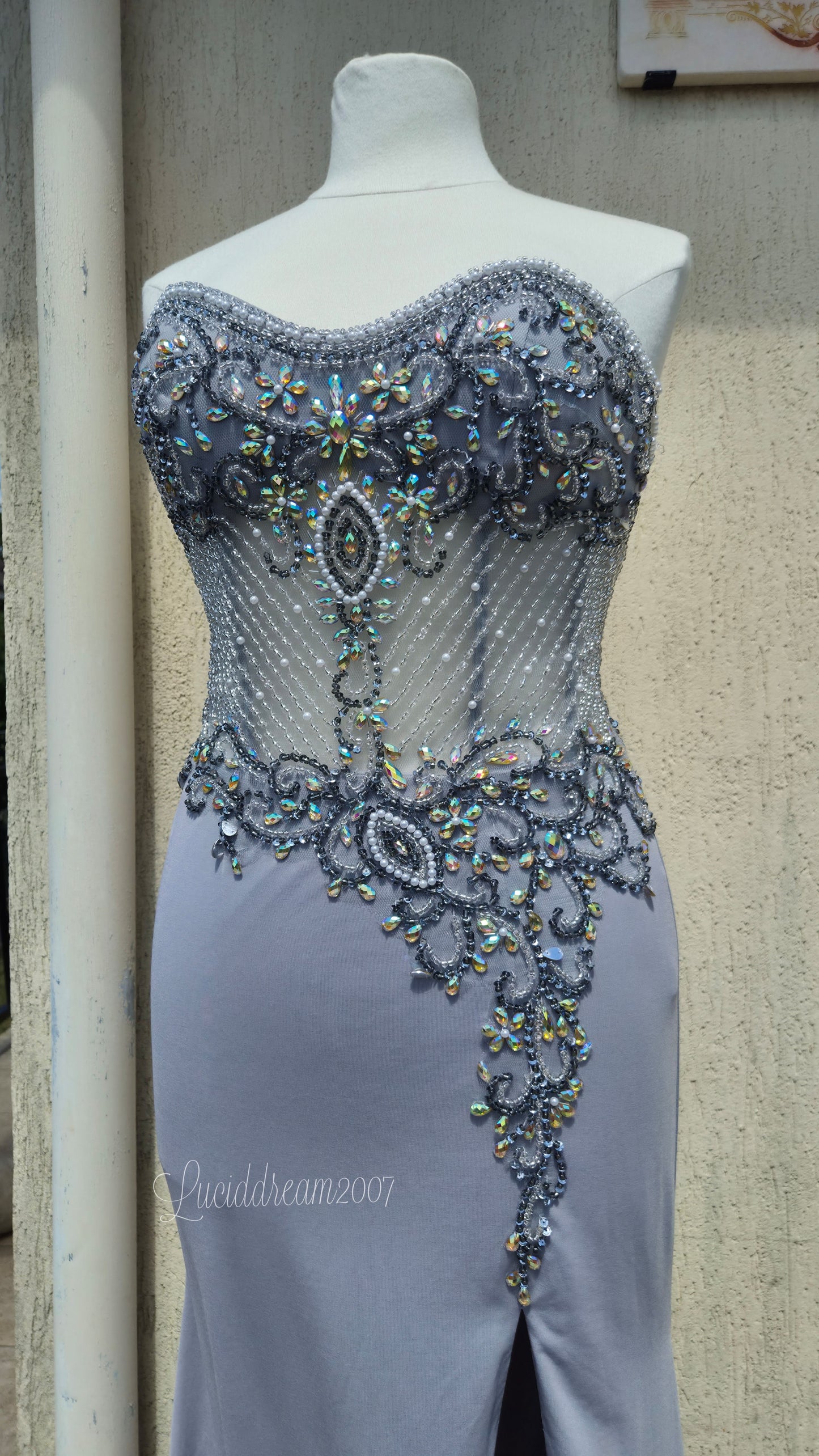 Robe bustier grise brodée