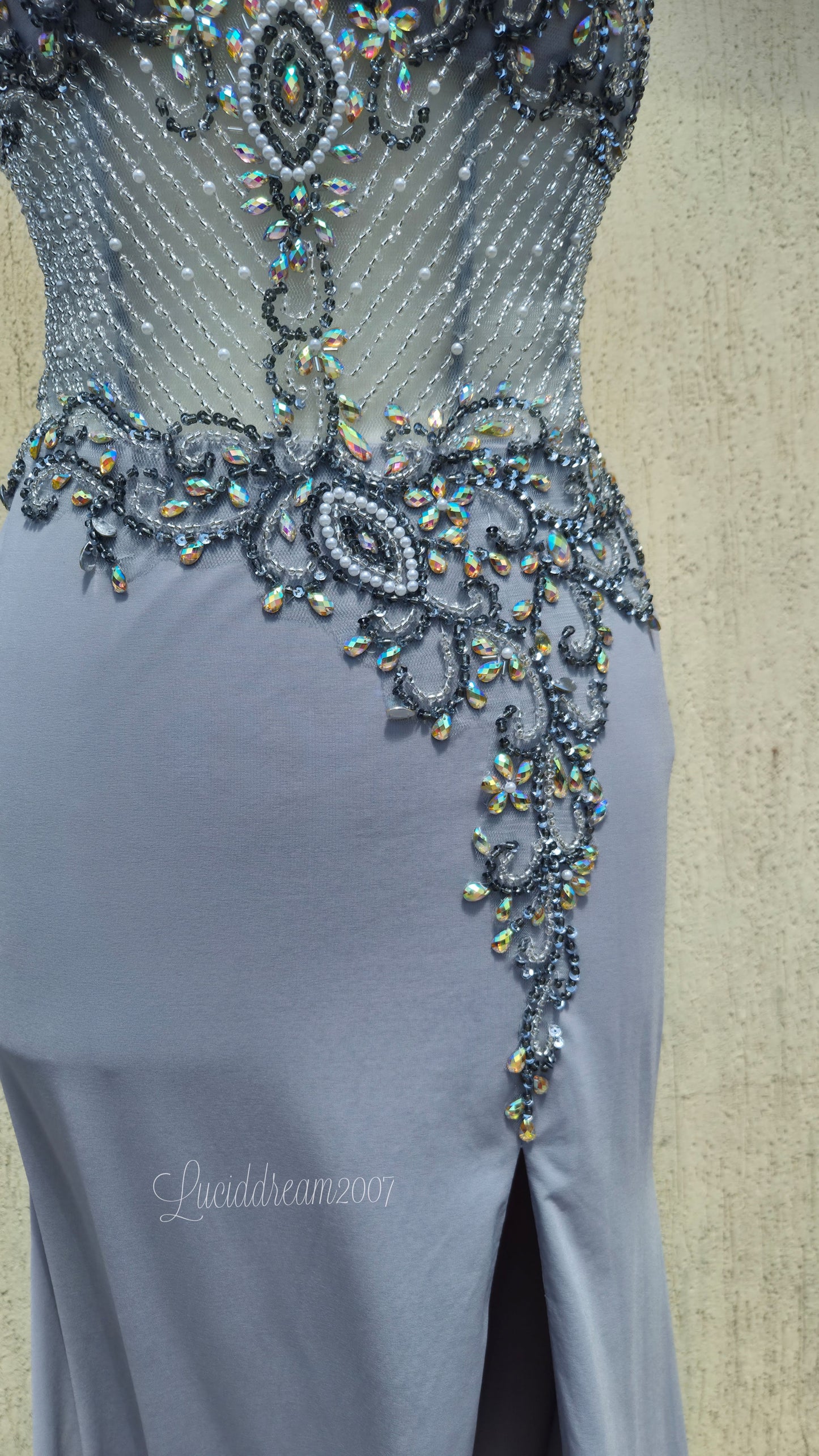 Robe bustier grise brodée