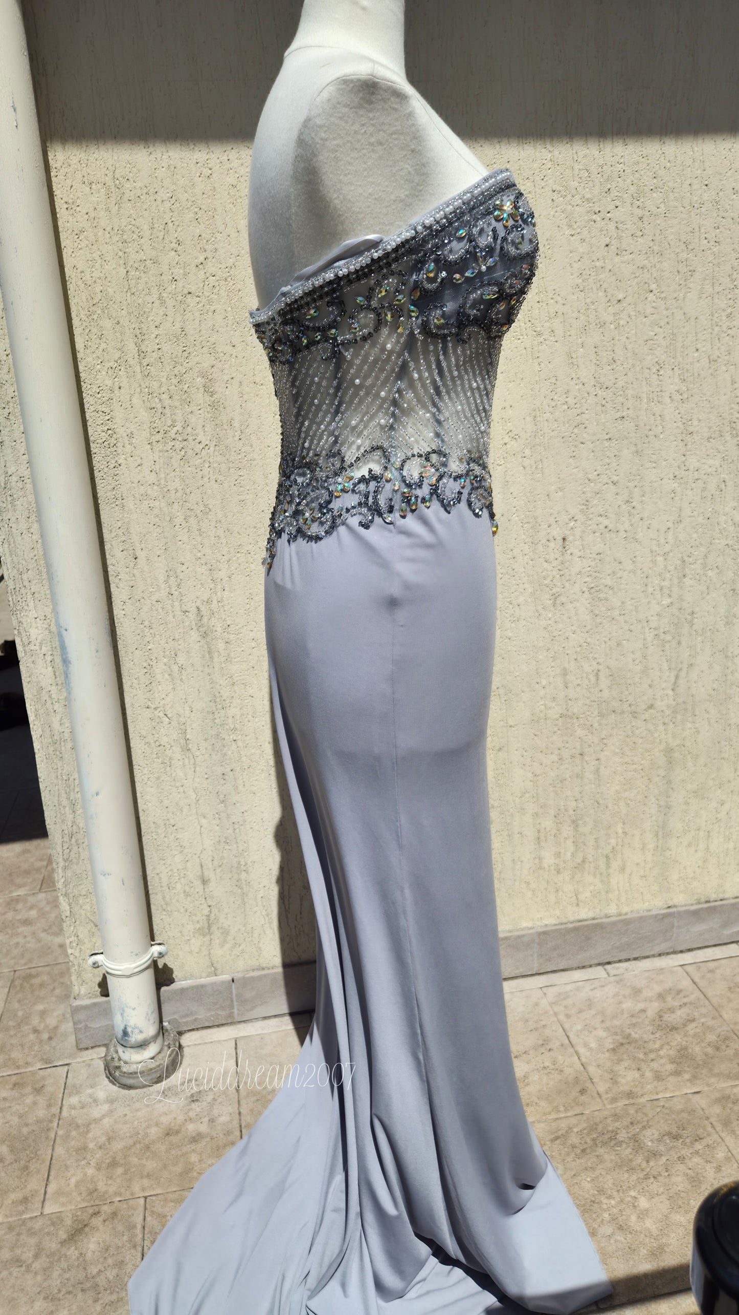 Robe bustier grise brodée