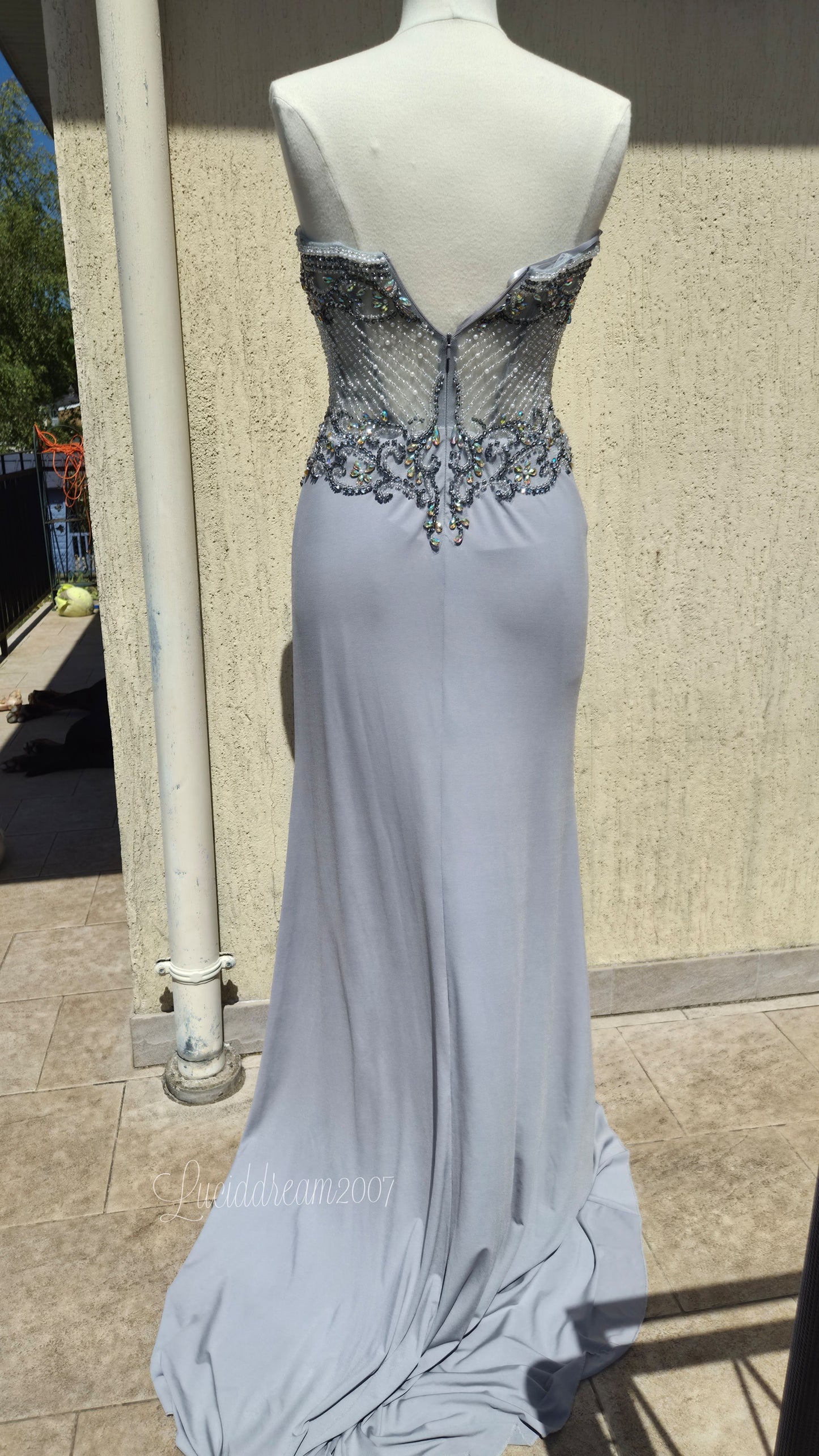 Robe bustier grise brodée