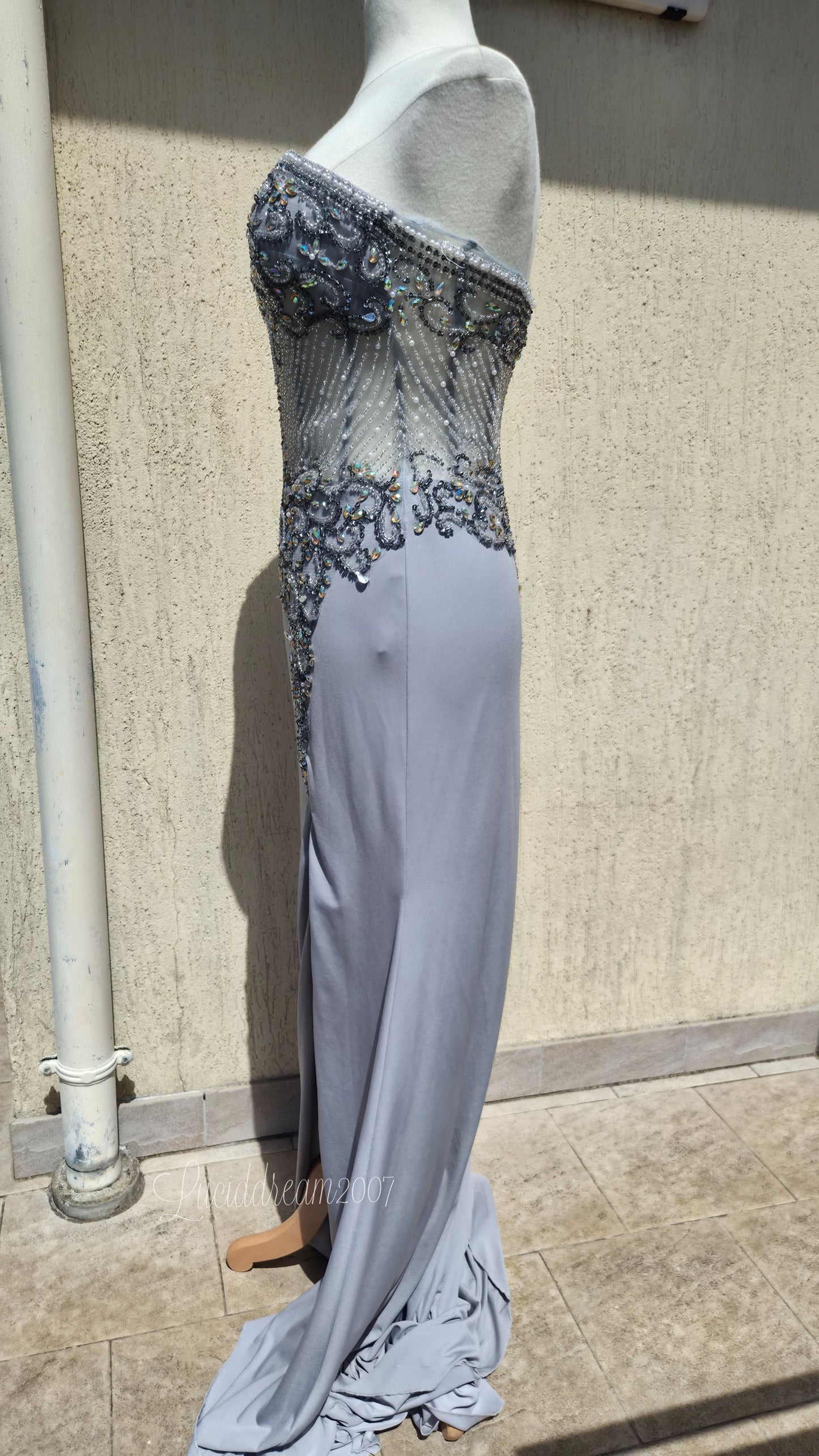 Robe bustier grise brodée