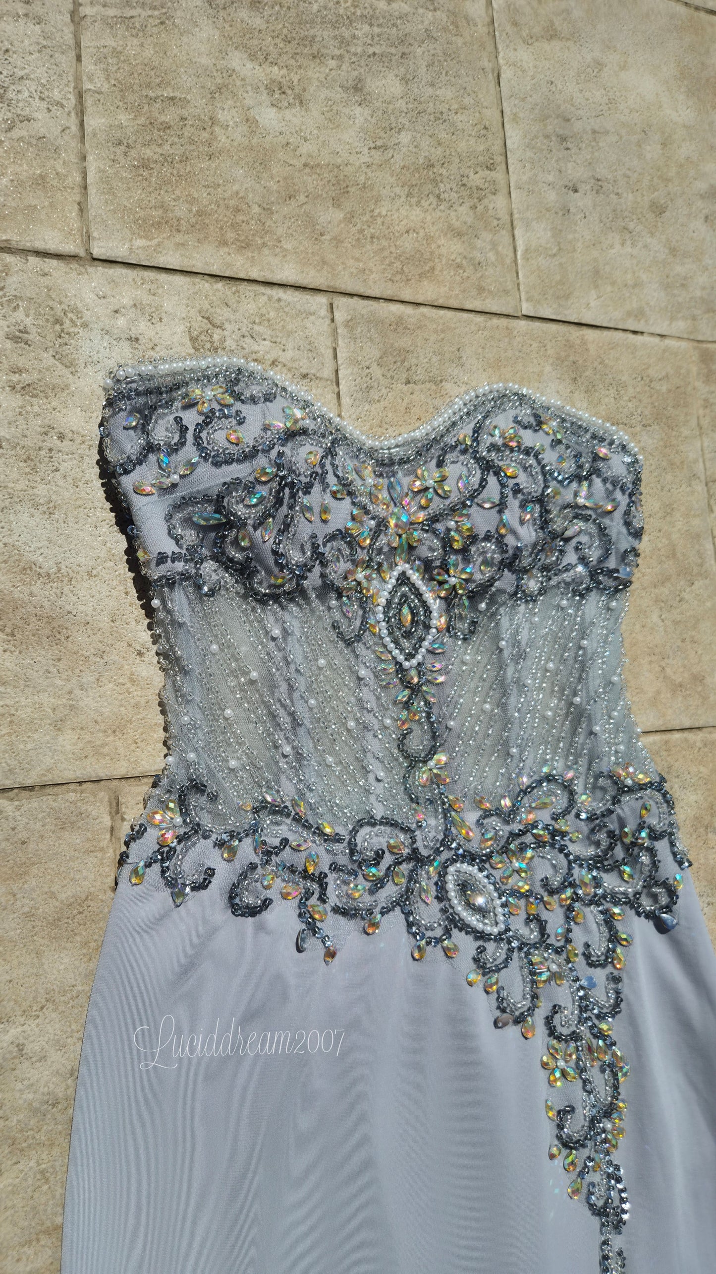 Robe bustier grise brodée