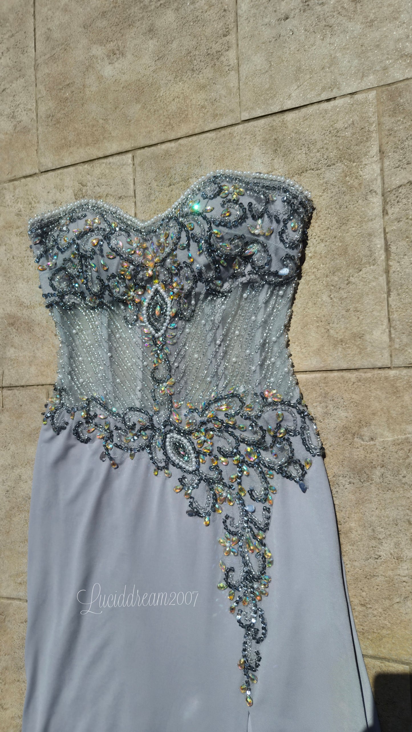 Robe bustier grise brodée