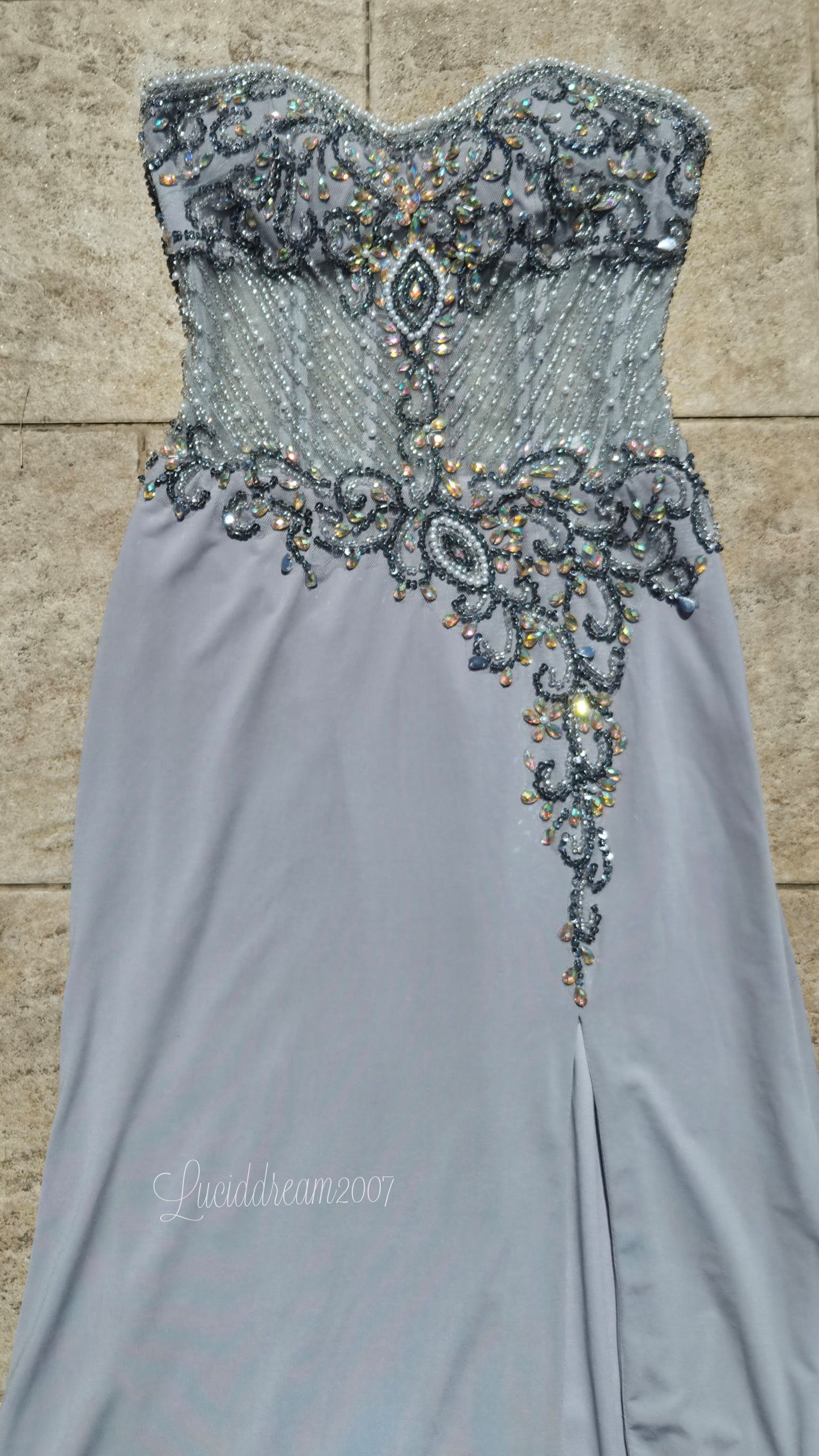 Robe bustier grise brodée