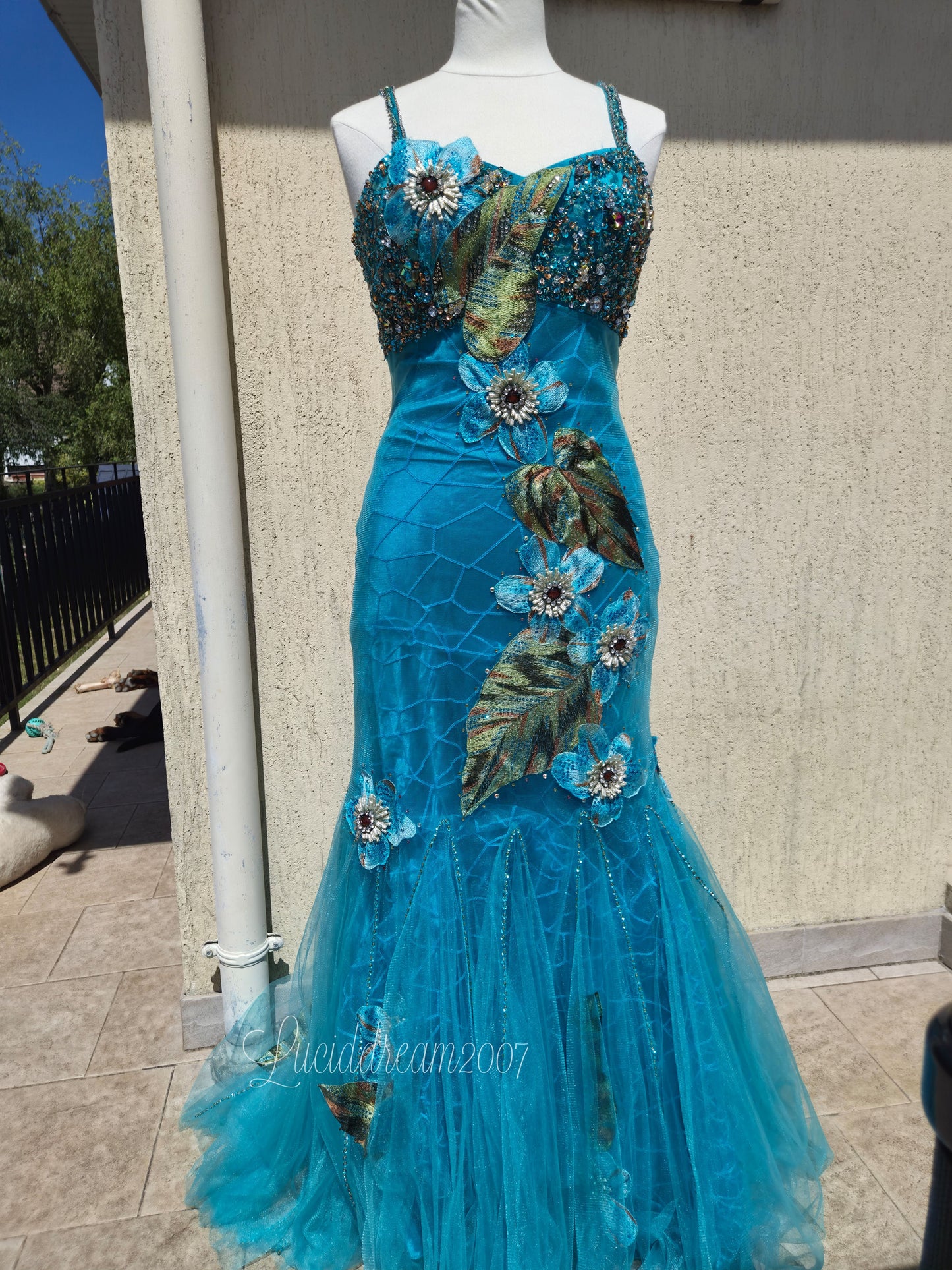 Maxi robe bleue brodée