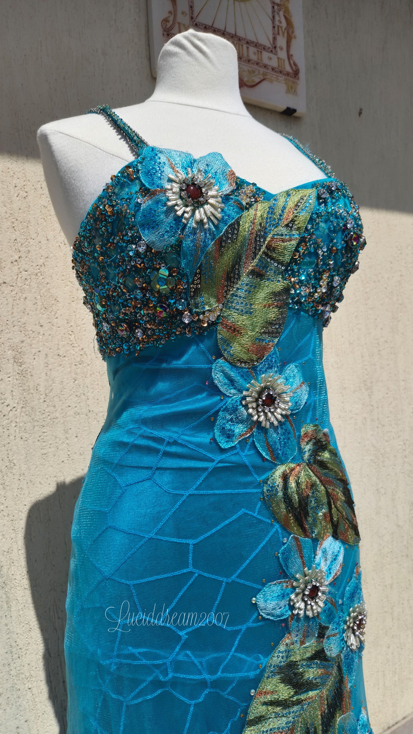 Maxi robe bleue brodée