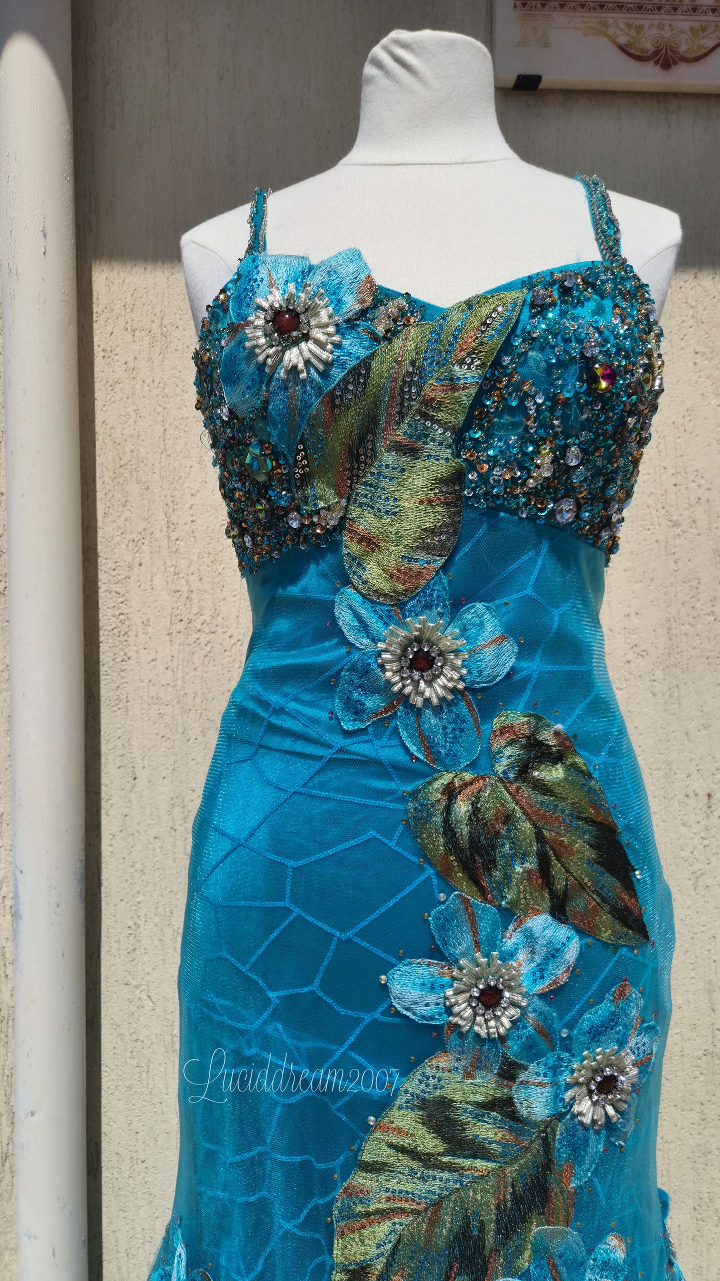Maxi robe bleue brodée