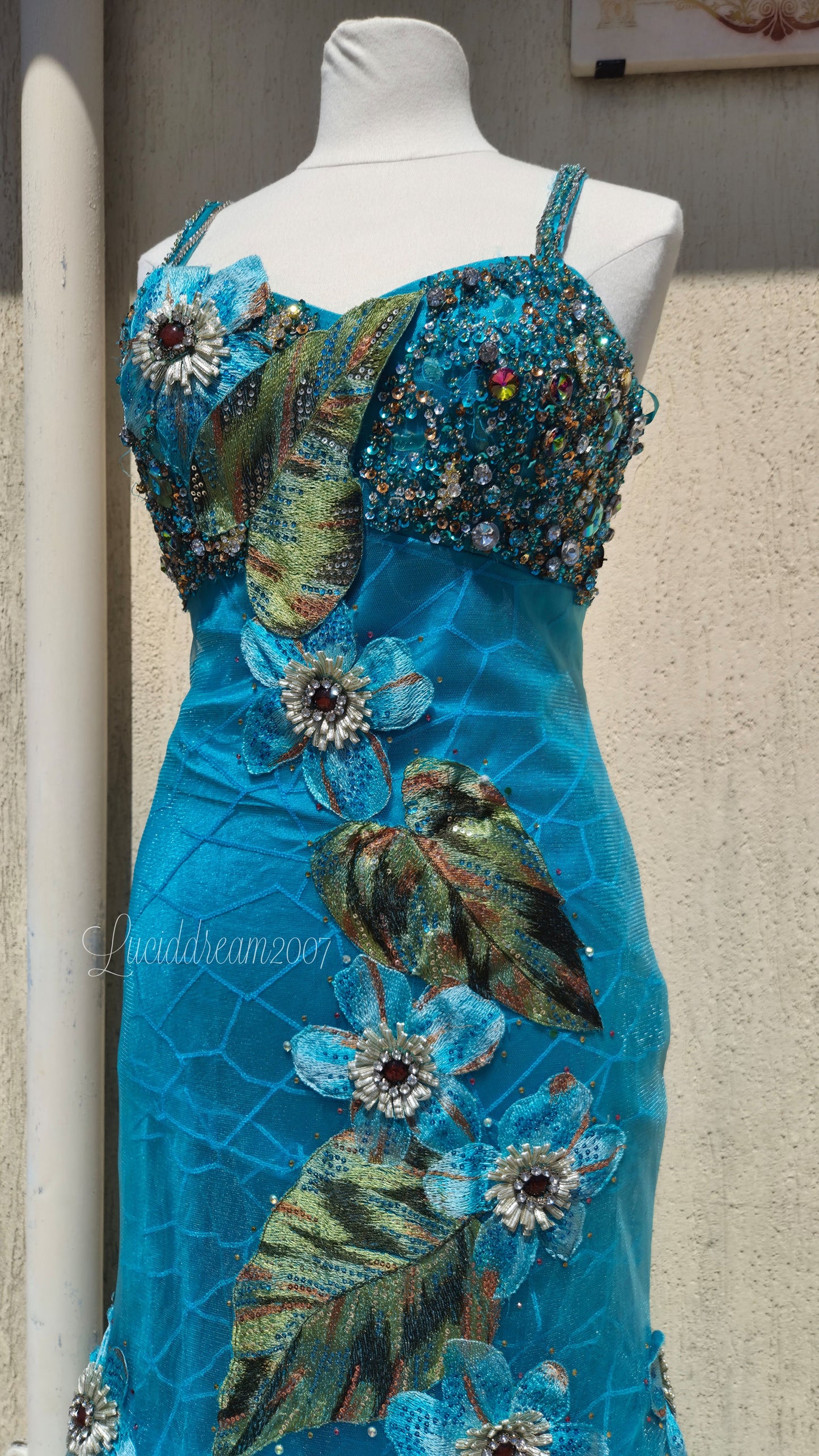 Maxi robe bleue brodée