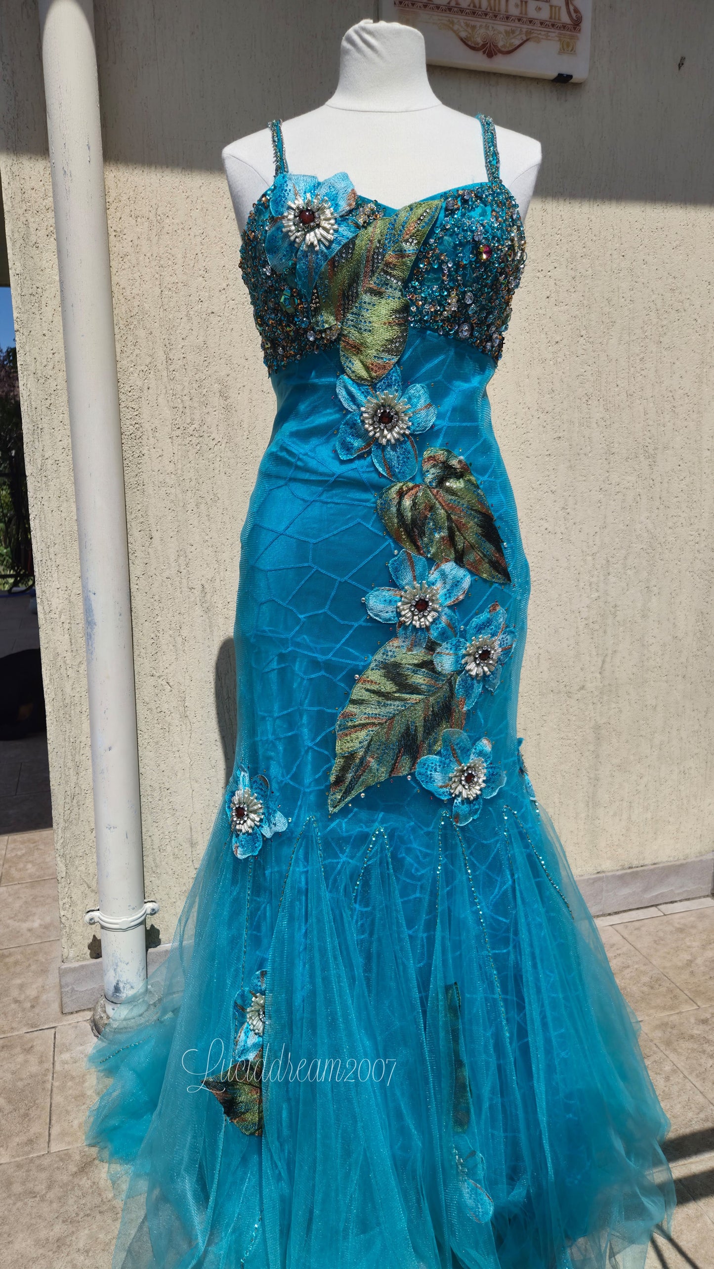 Maxi robe bleue brodée
