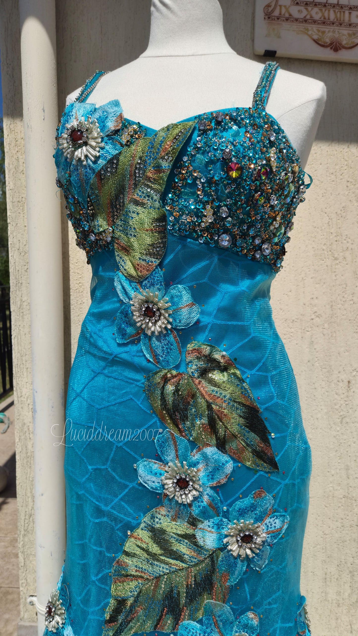 Maxi robe bleue brodée