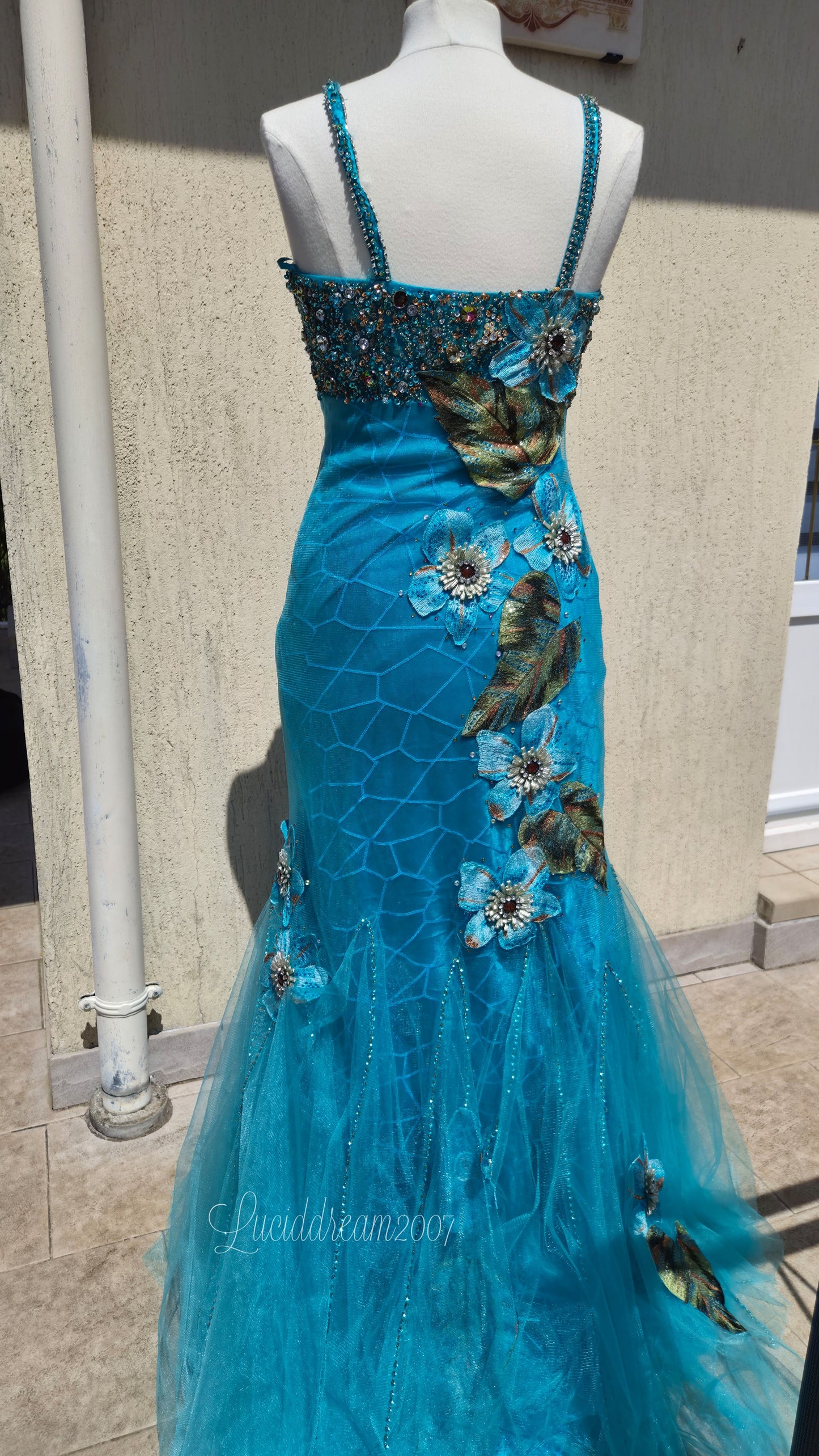 Maxi robe bleue brodée