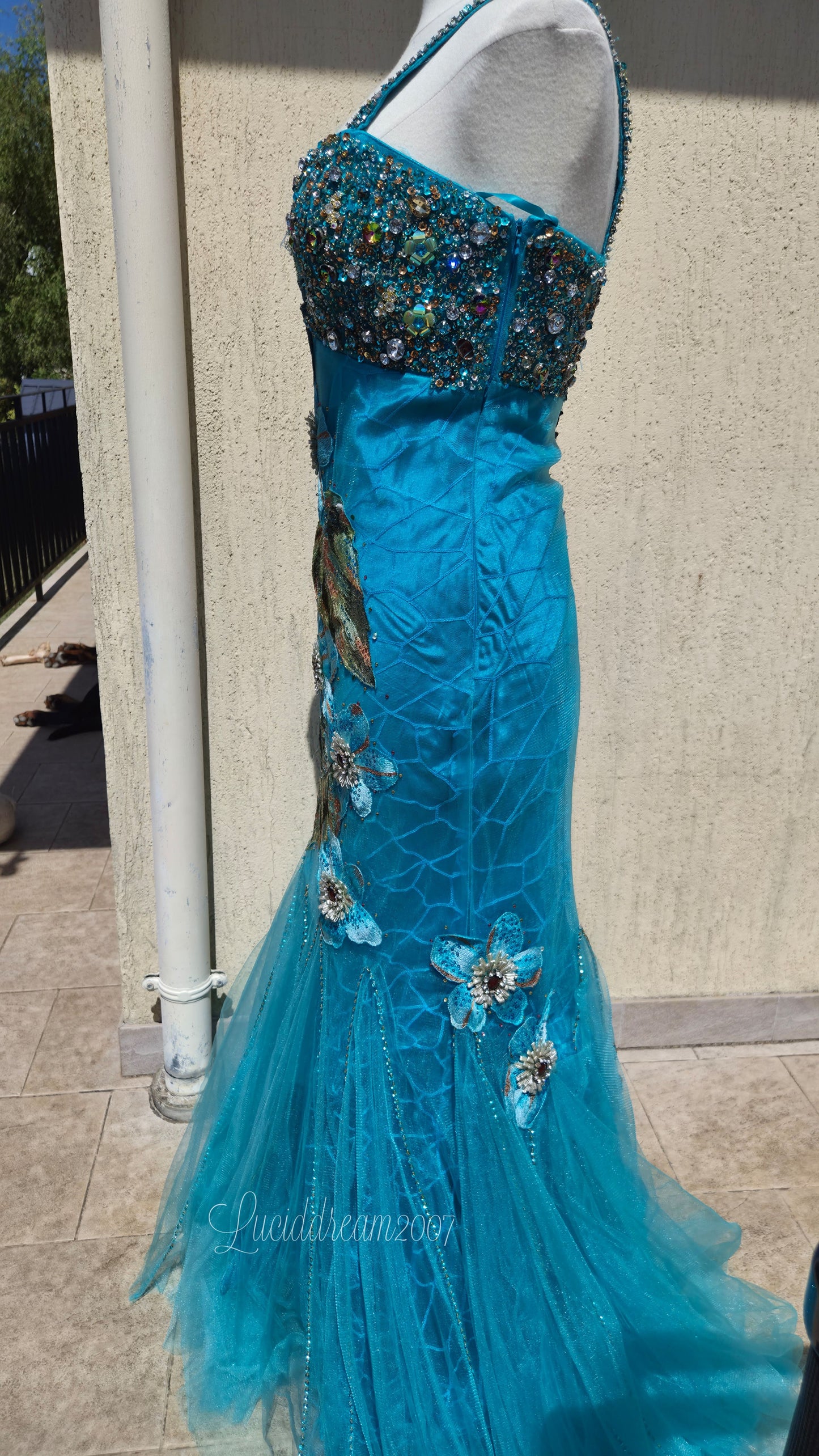 Maxi robe bleue brodée