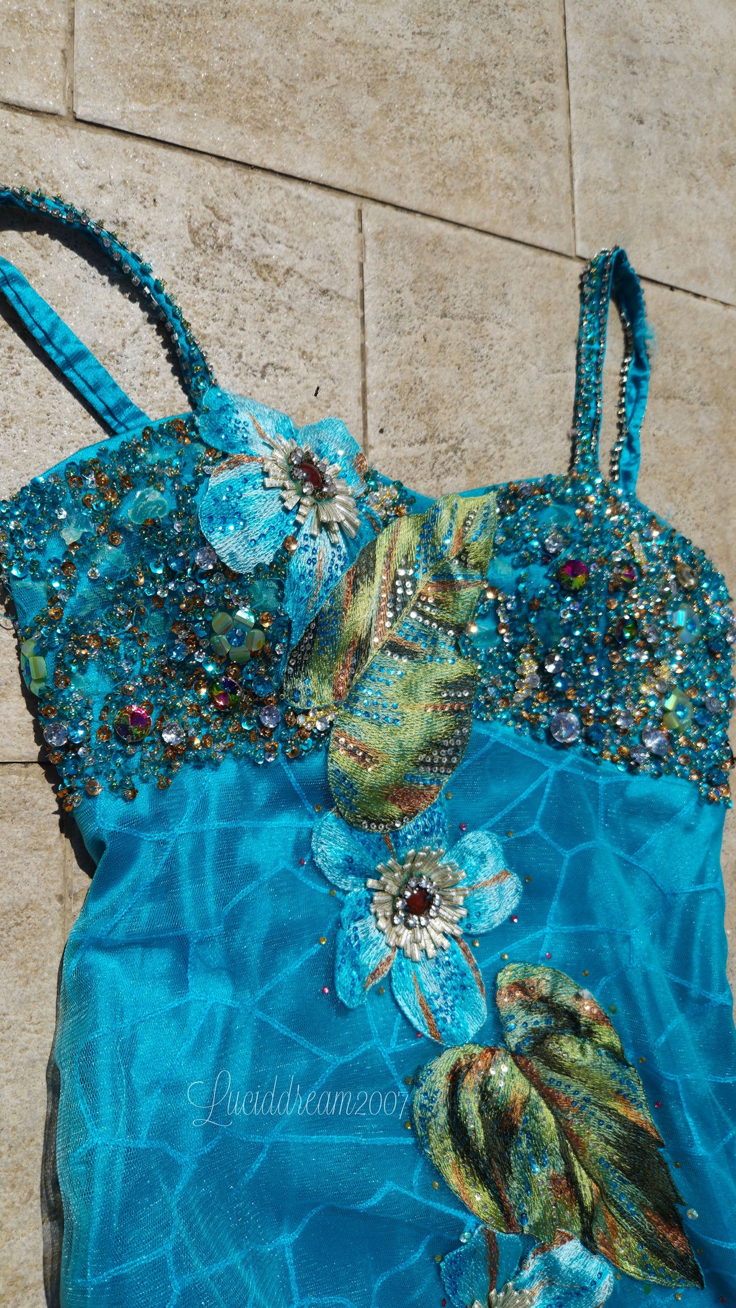 Maxi robe bleue brodée