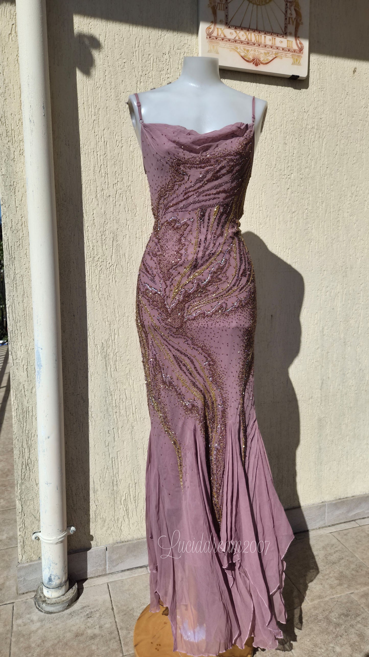 Robe en soie rose brodée