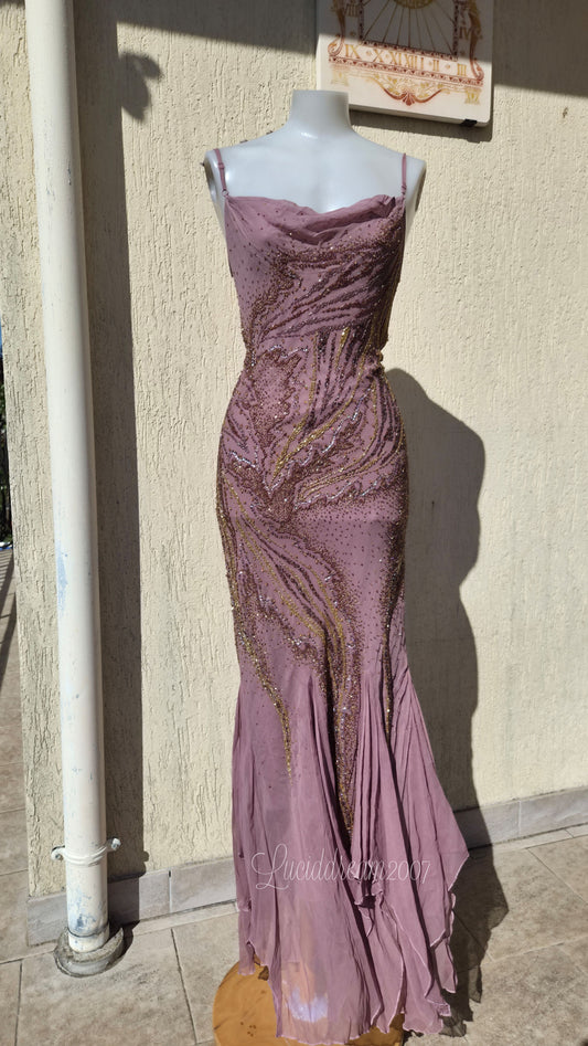 Robe en soie rose brodée