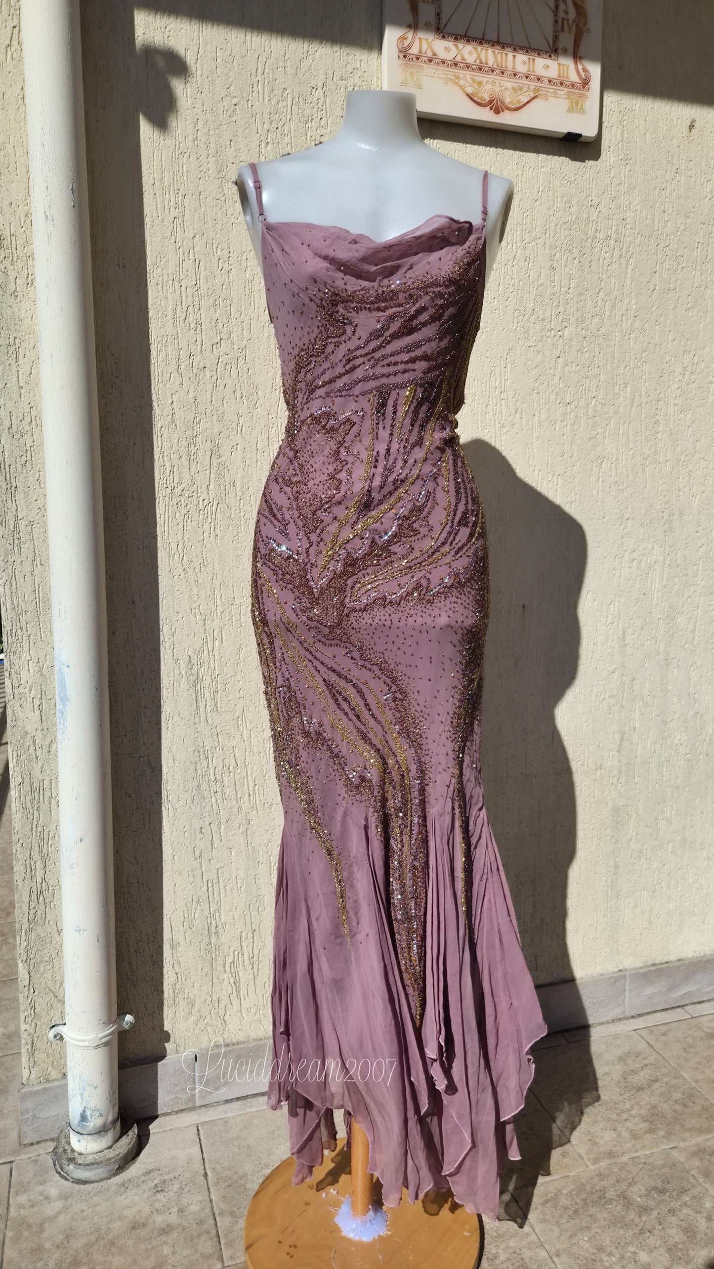 Robe en soie rose brodée