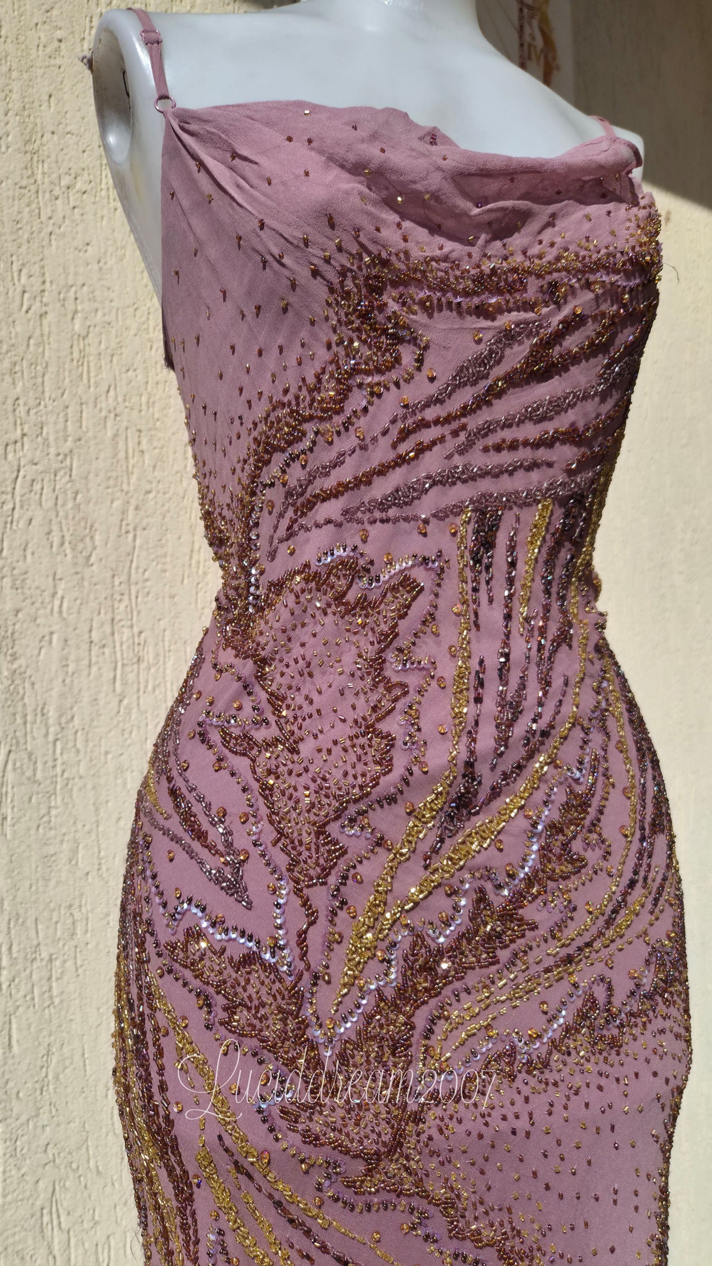 Robe en soie rose brodée
