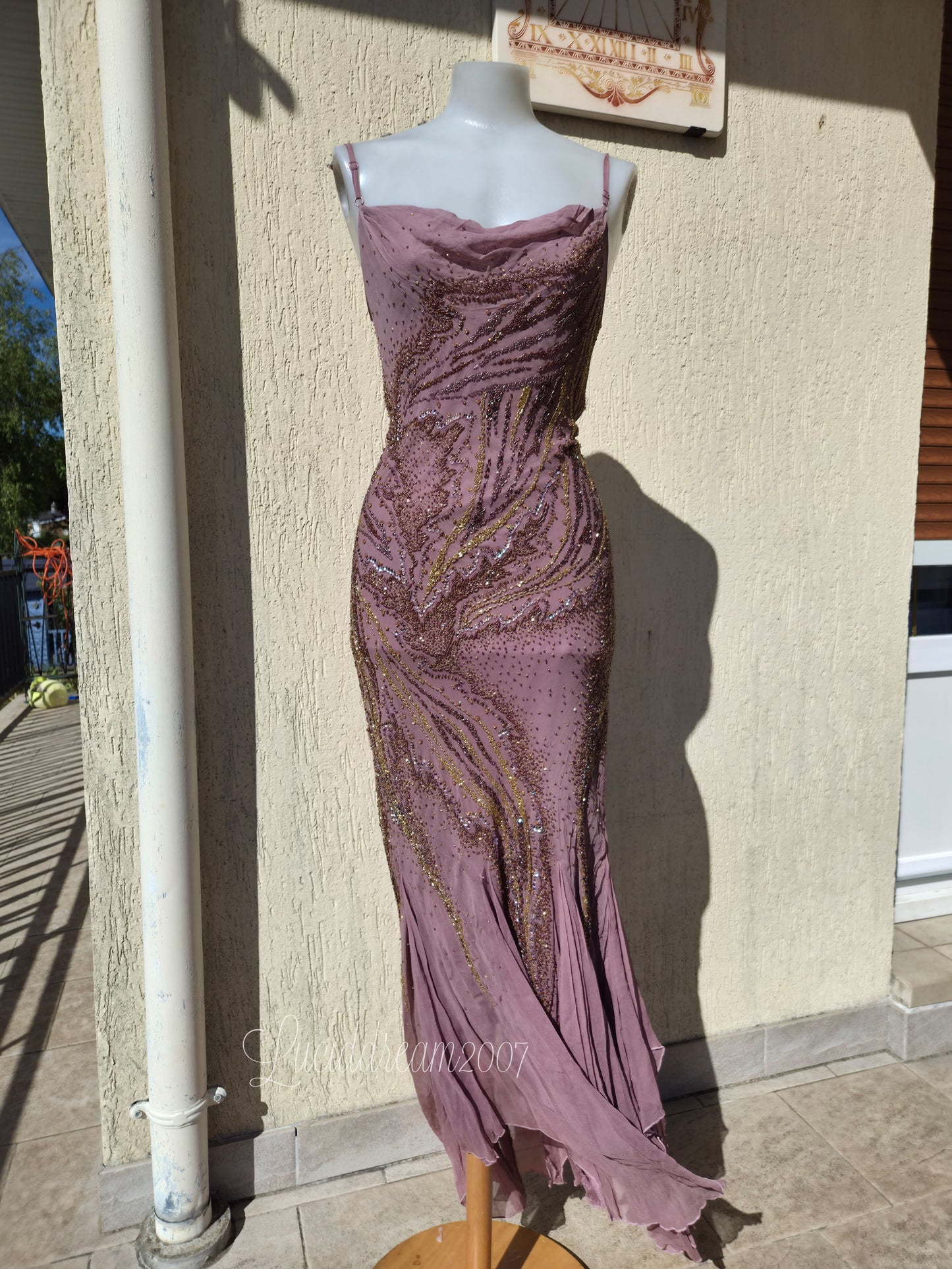 Robe en soie rose brodée