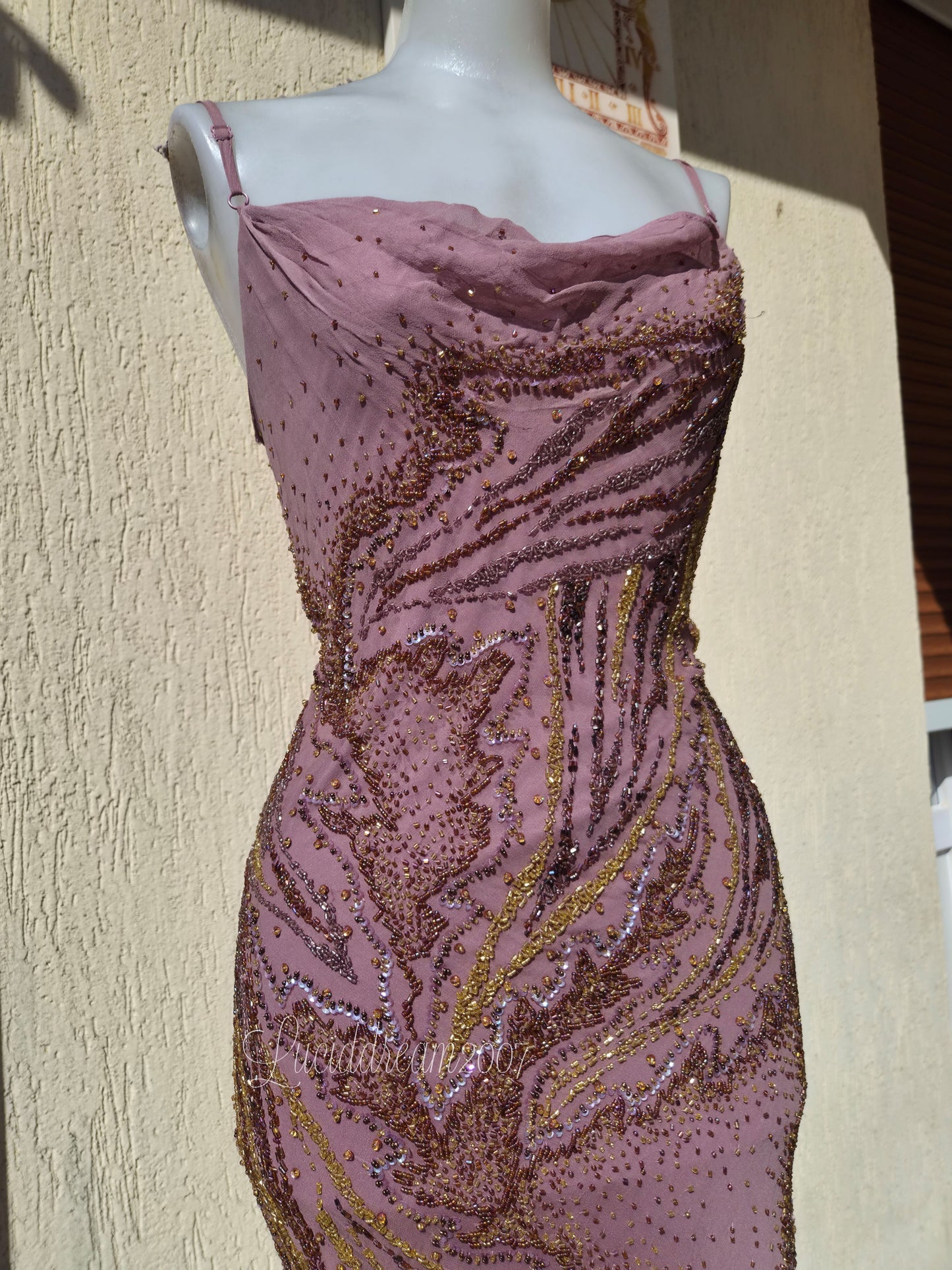 Robe en soie rose brodée