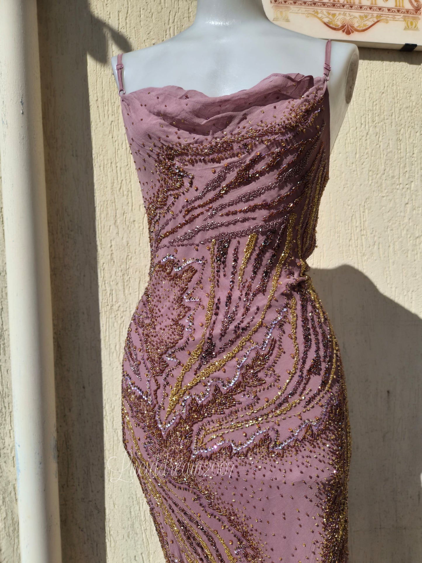 Robe en soie rose brodée