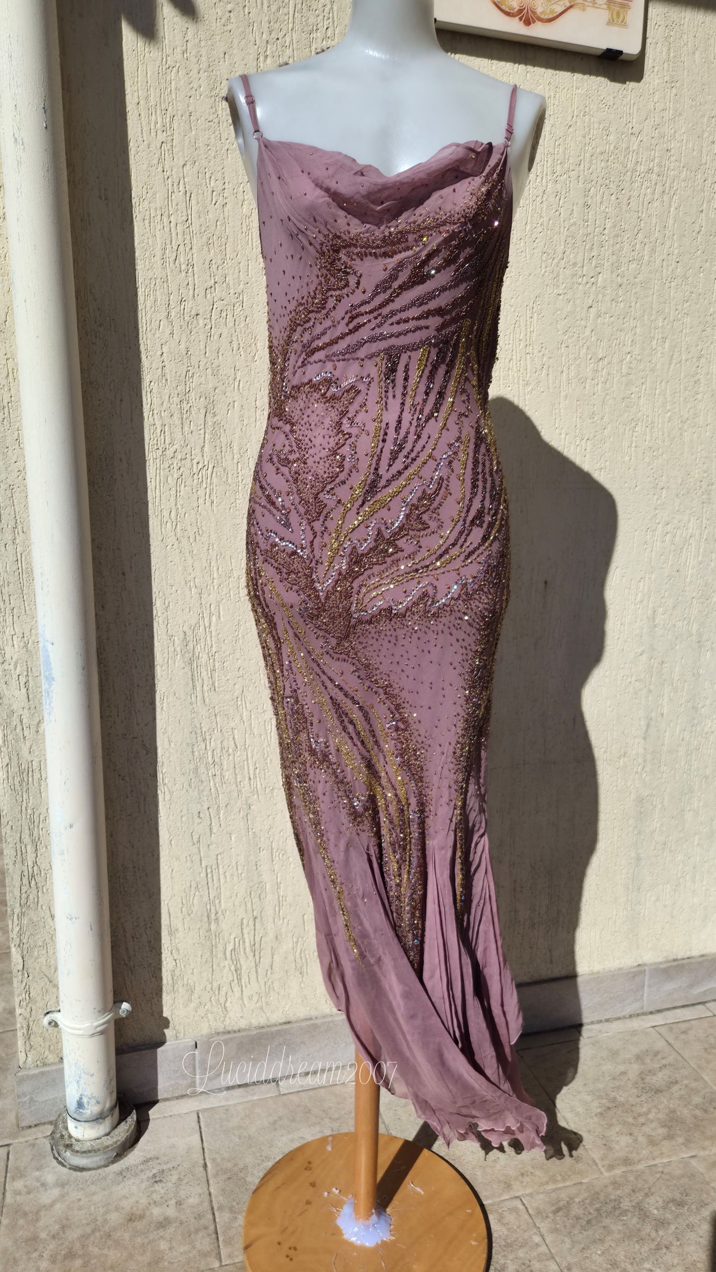 Robe en soie rose brodée