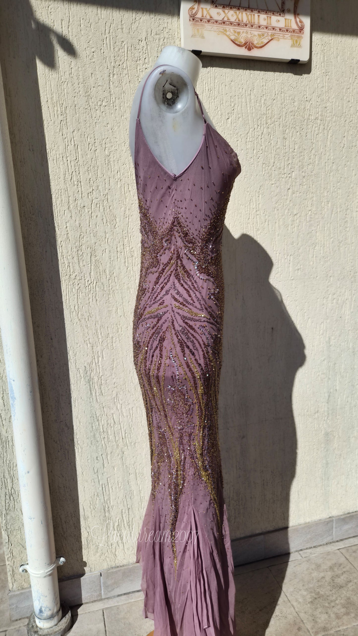 Robe en soie rose brodée