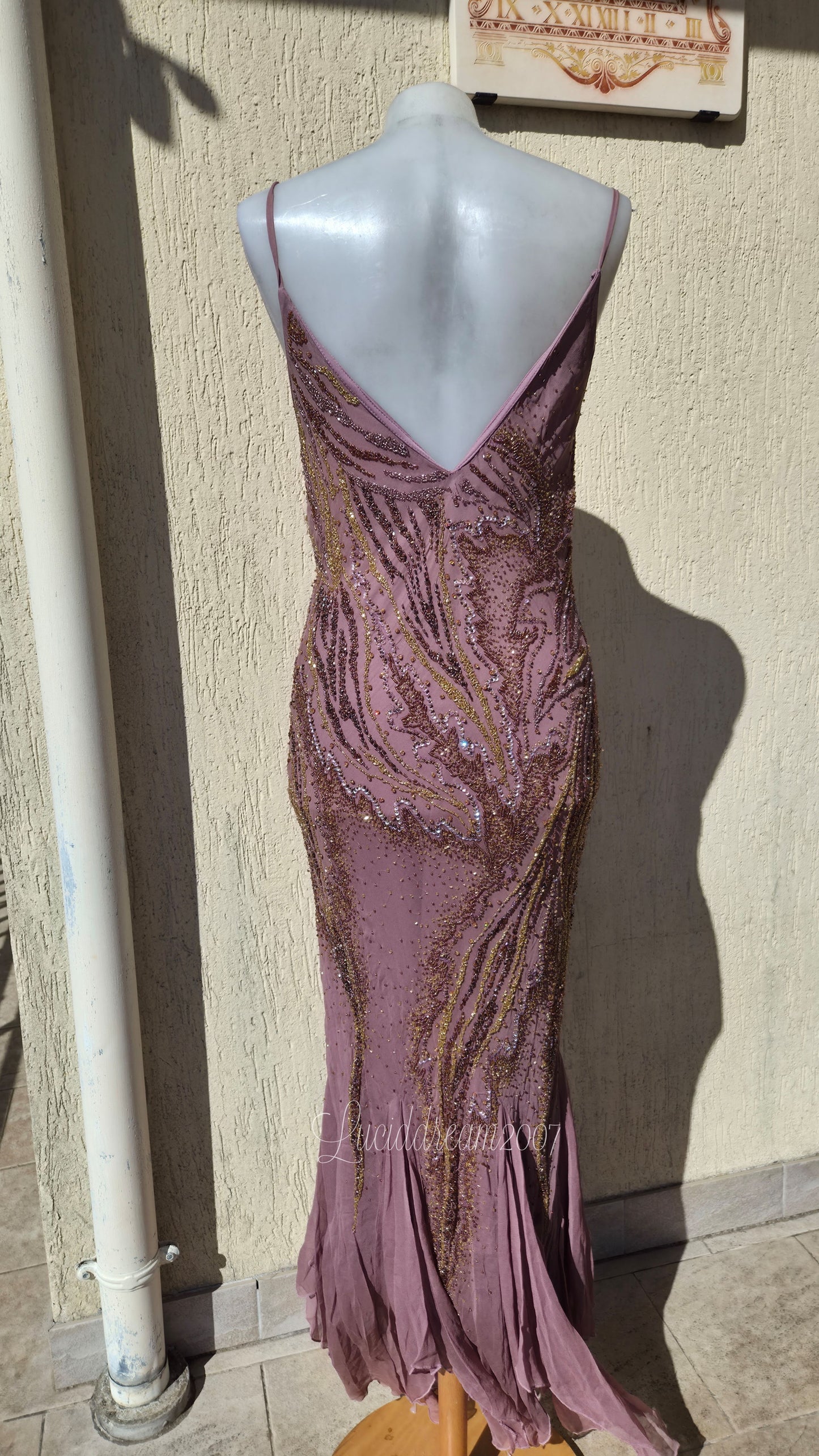 Robe en soie rose brodée