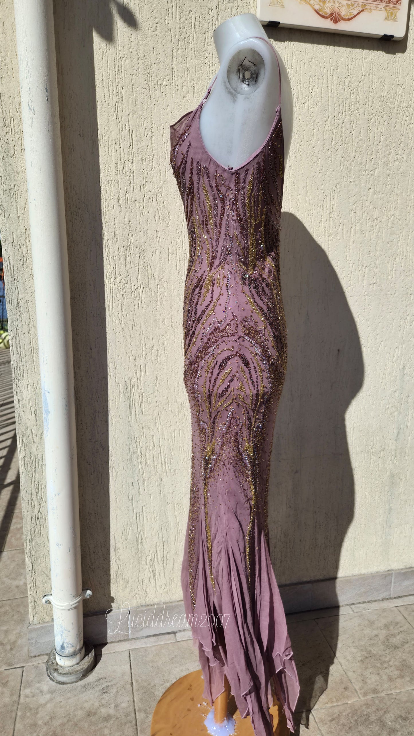 Robe en soie rose brodée