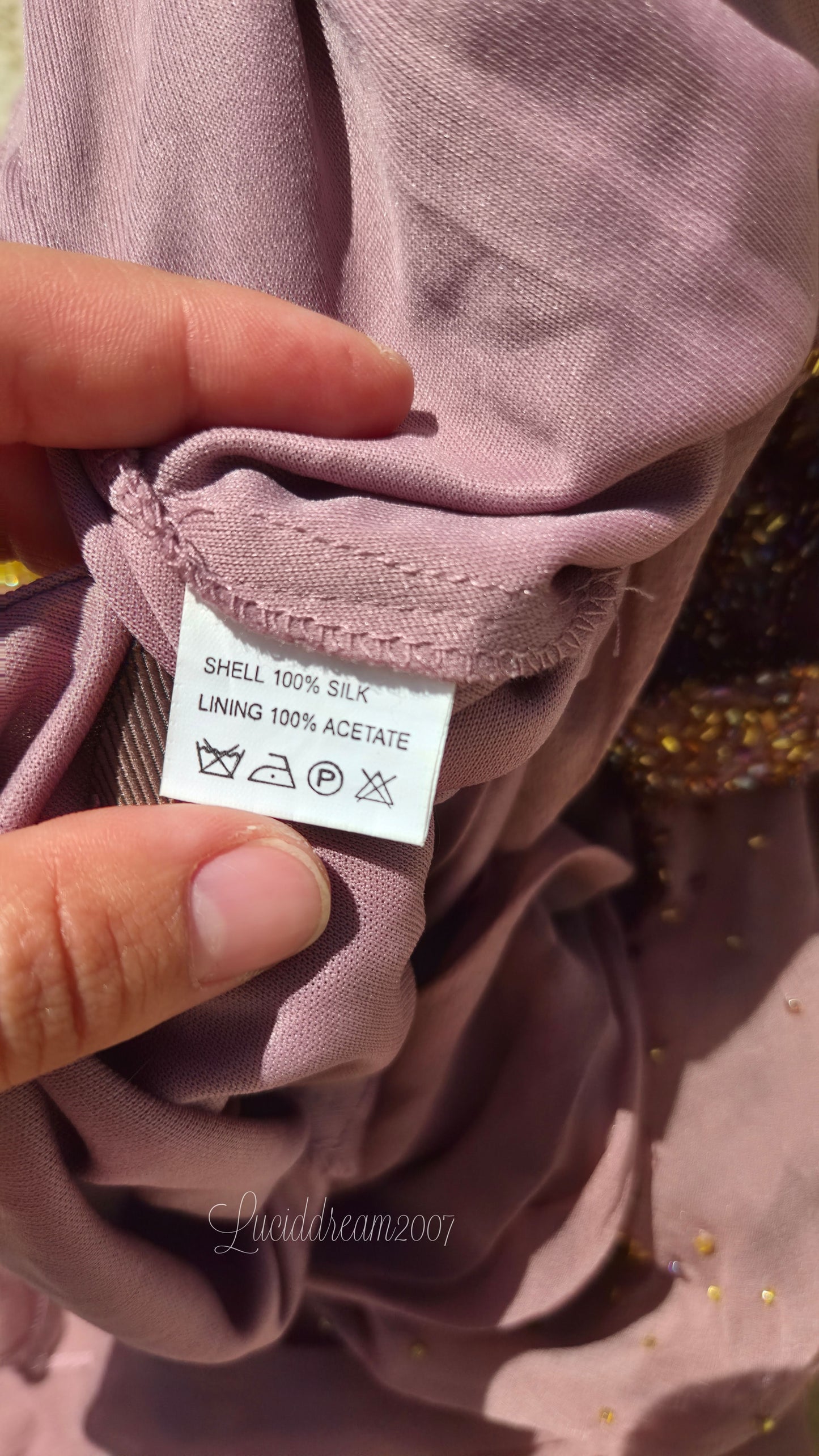 Robe en soie rose brodée