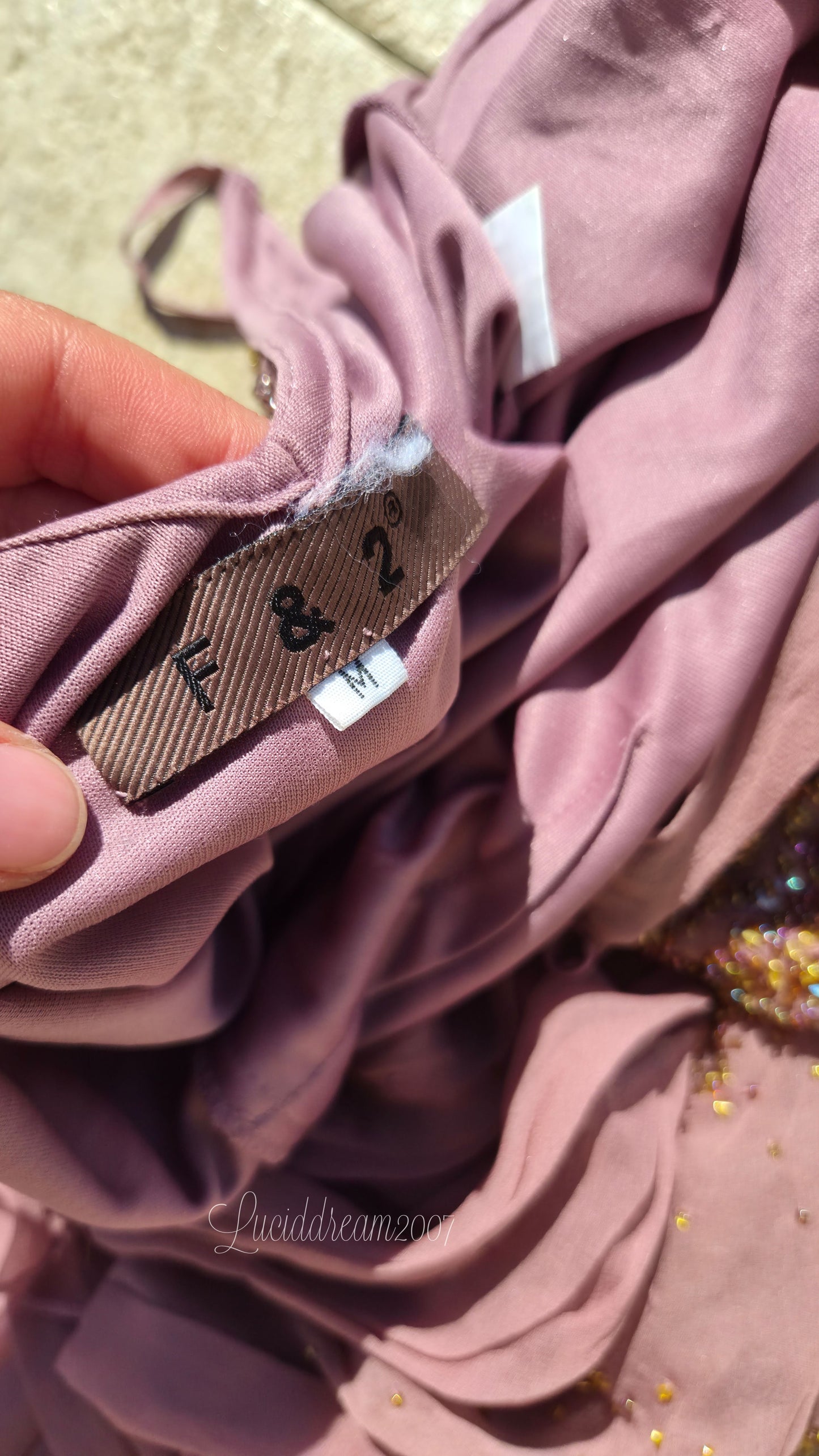 Robe en soie rose brodée