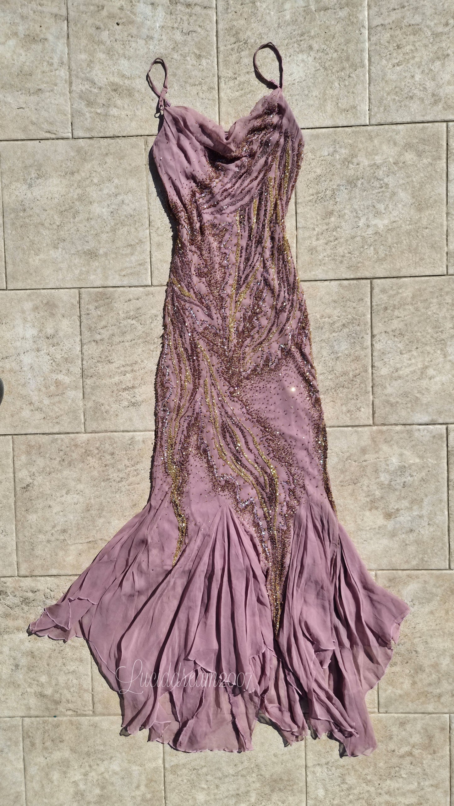 Robe en soie rose brodée