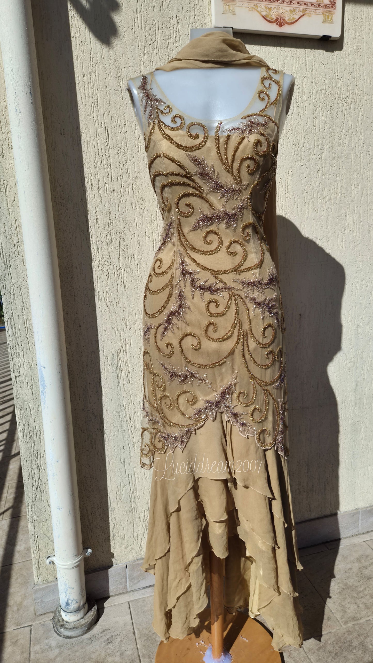 Robe en soie brodée