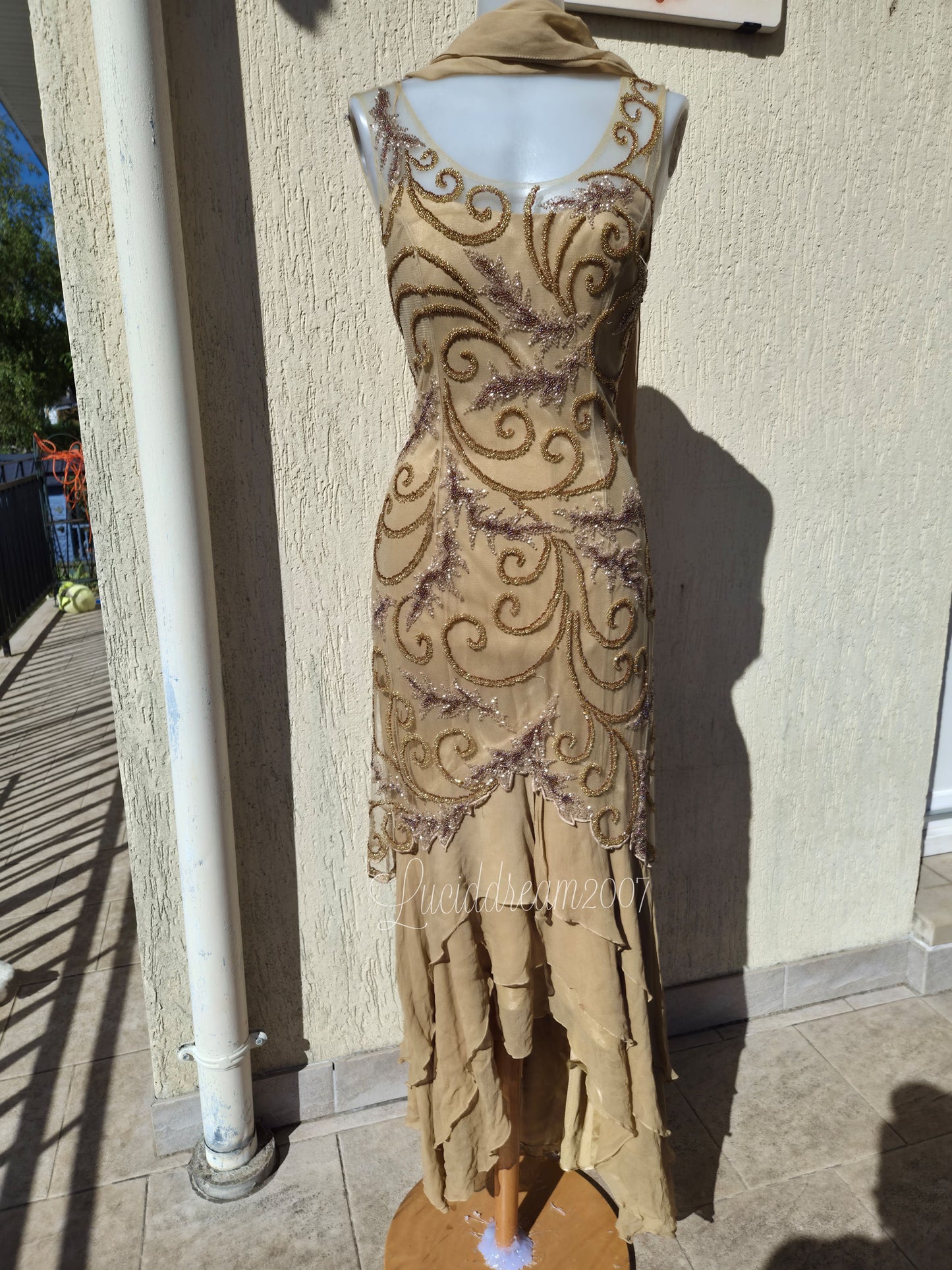 Robe en soie brodée