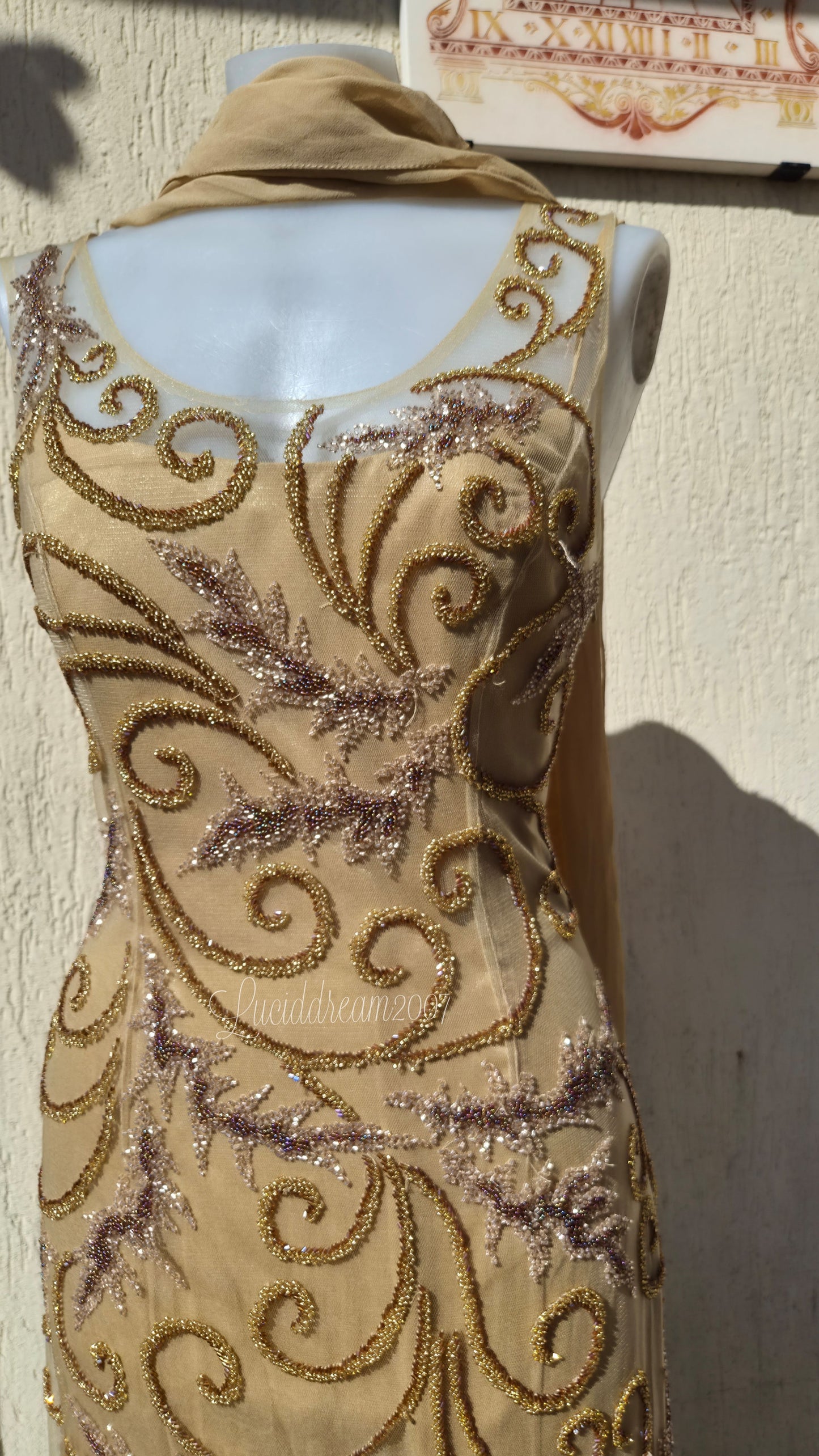 Robe en soie brodée