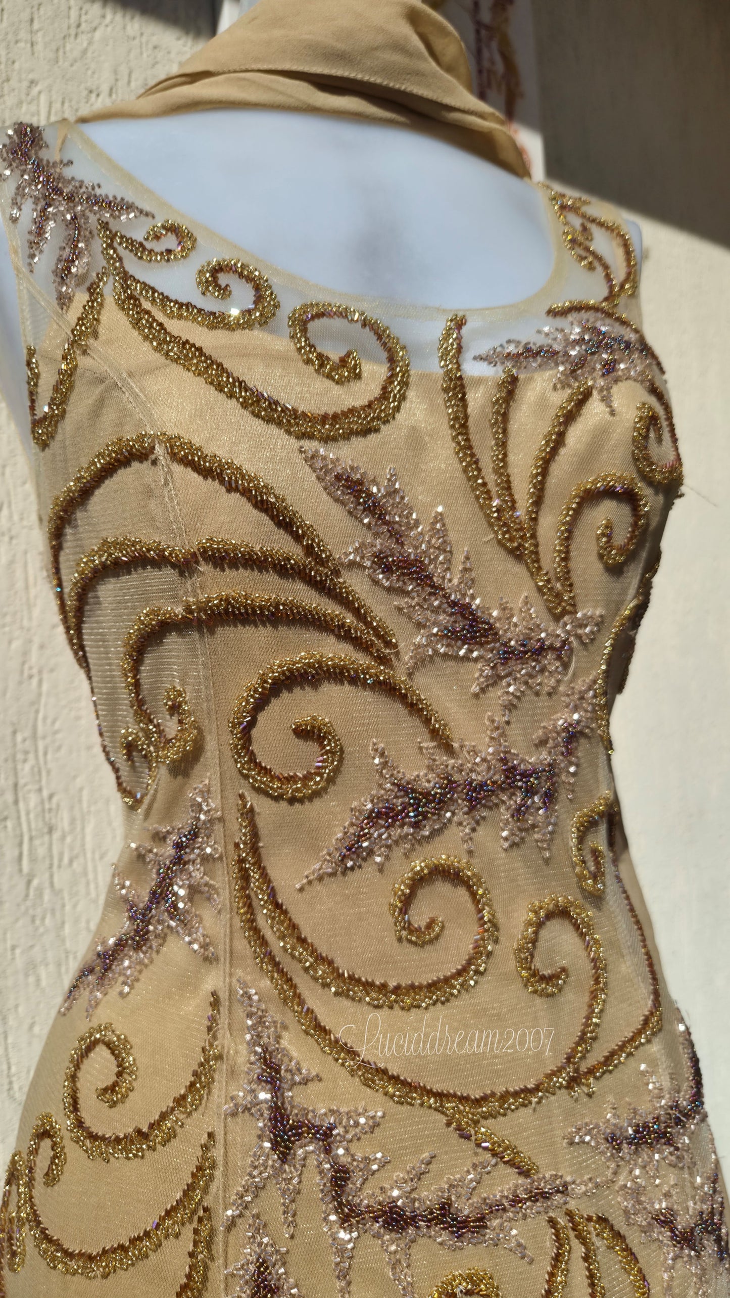Robe en soie brodée