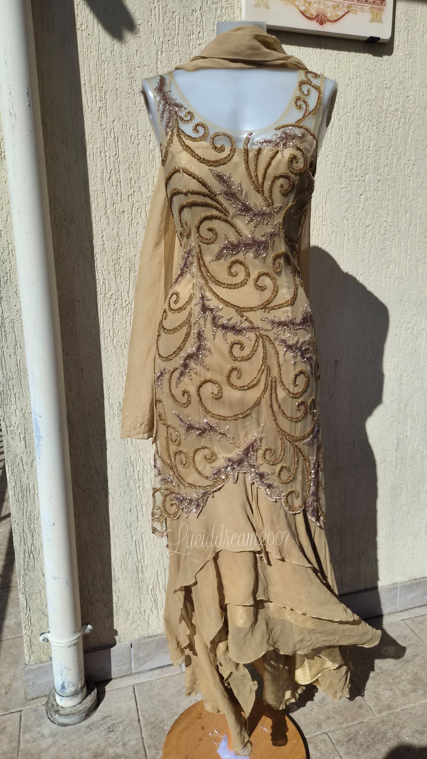 Robe en soie brodée