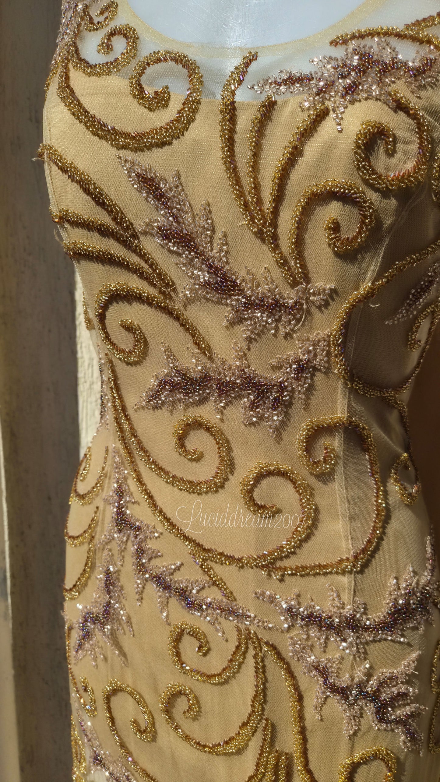 Robe en soie brodée