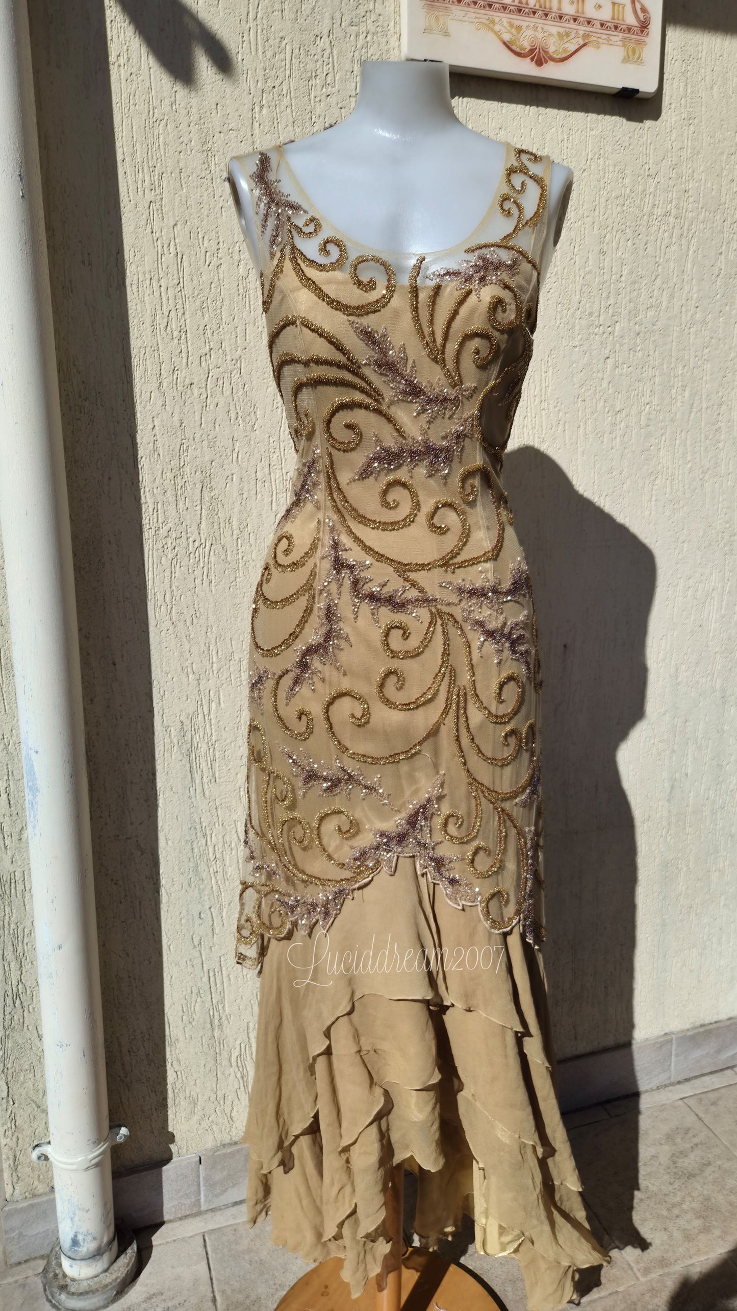 Robe en soie brodée