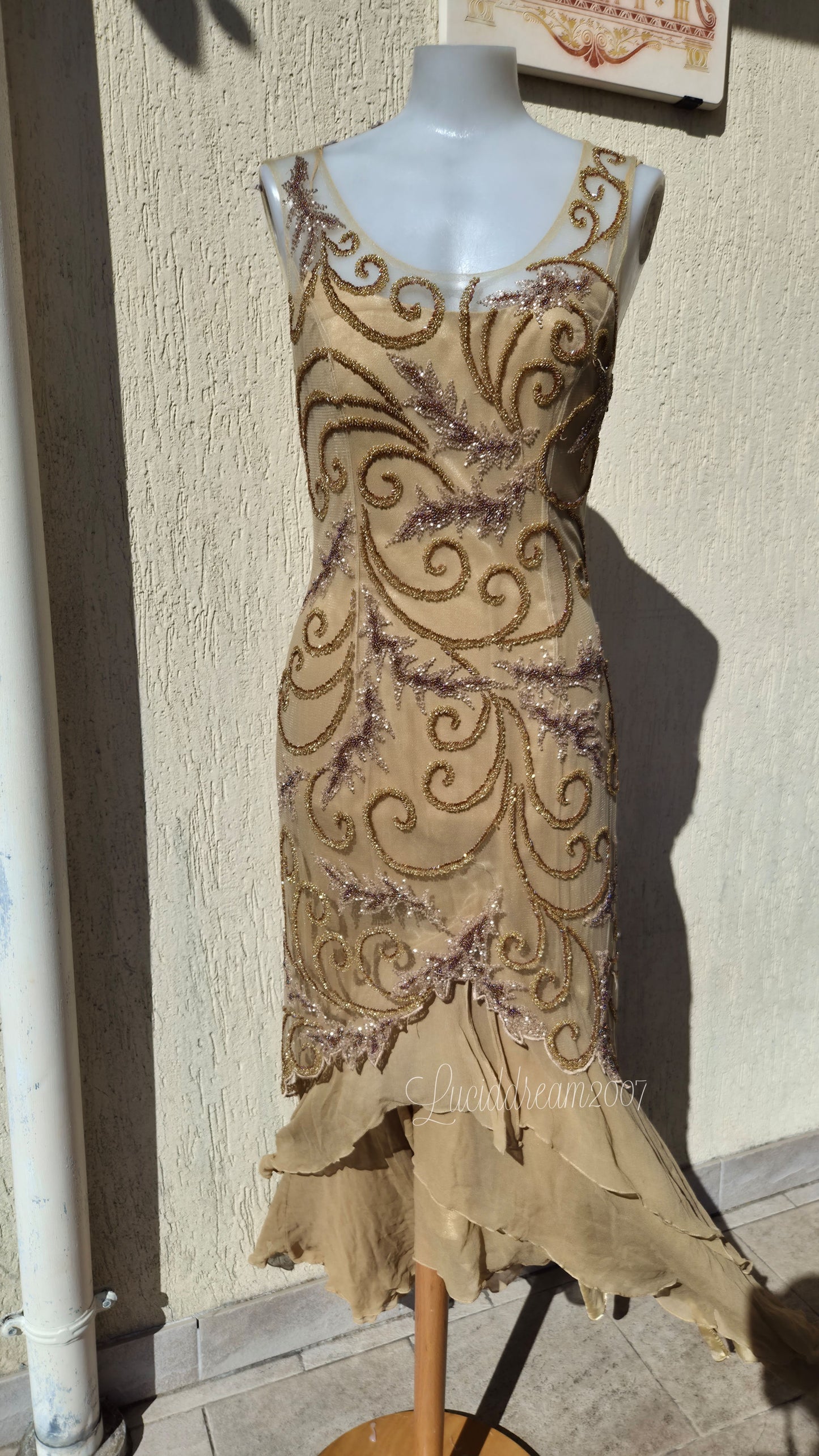 Robe en soie brodée