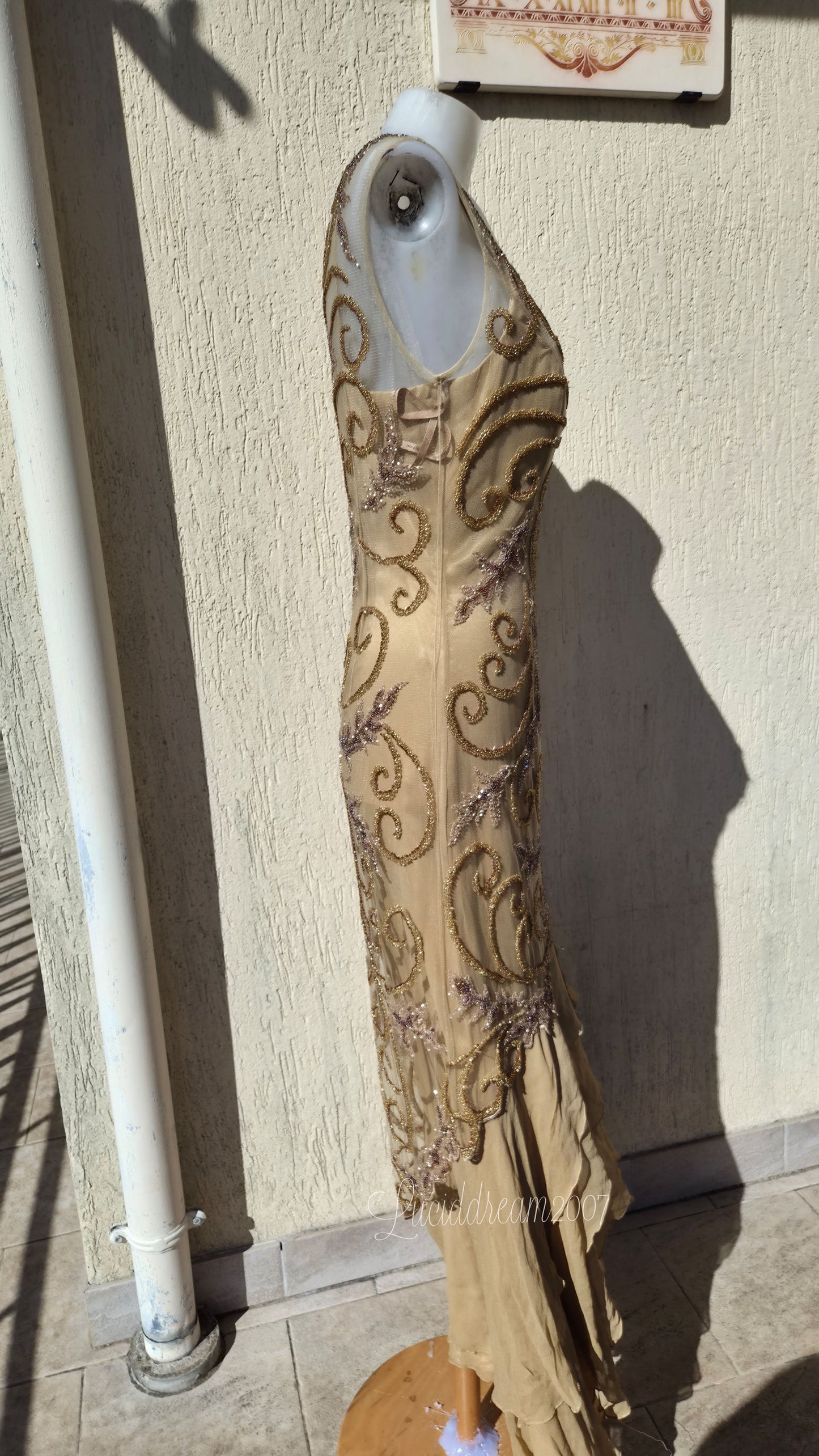 Robe en soie brodée