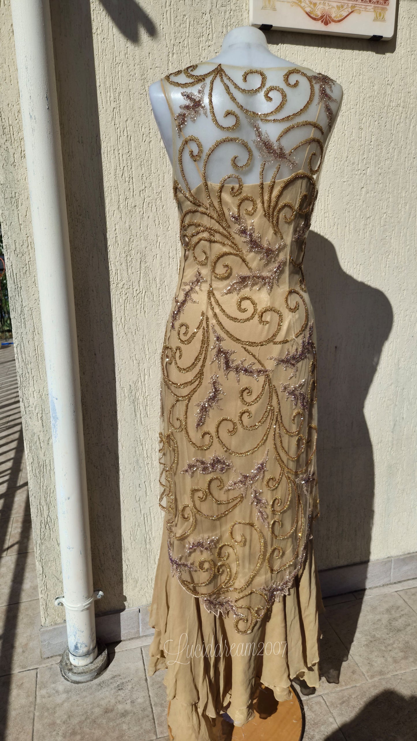 Robe en soie brodée