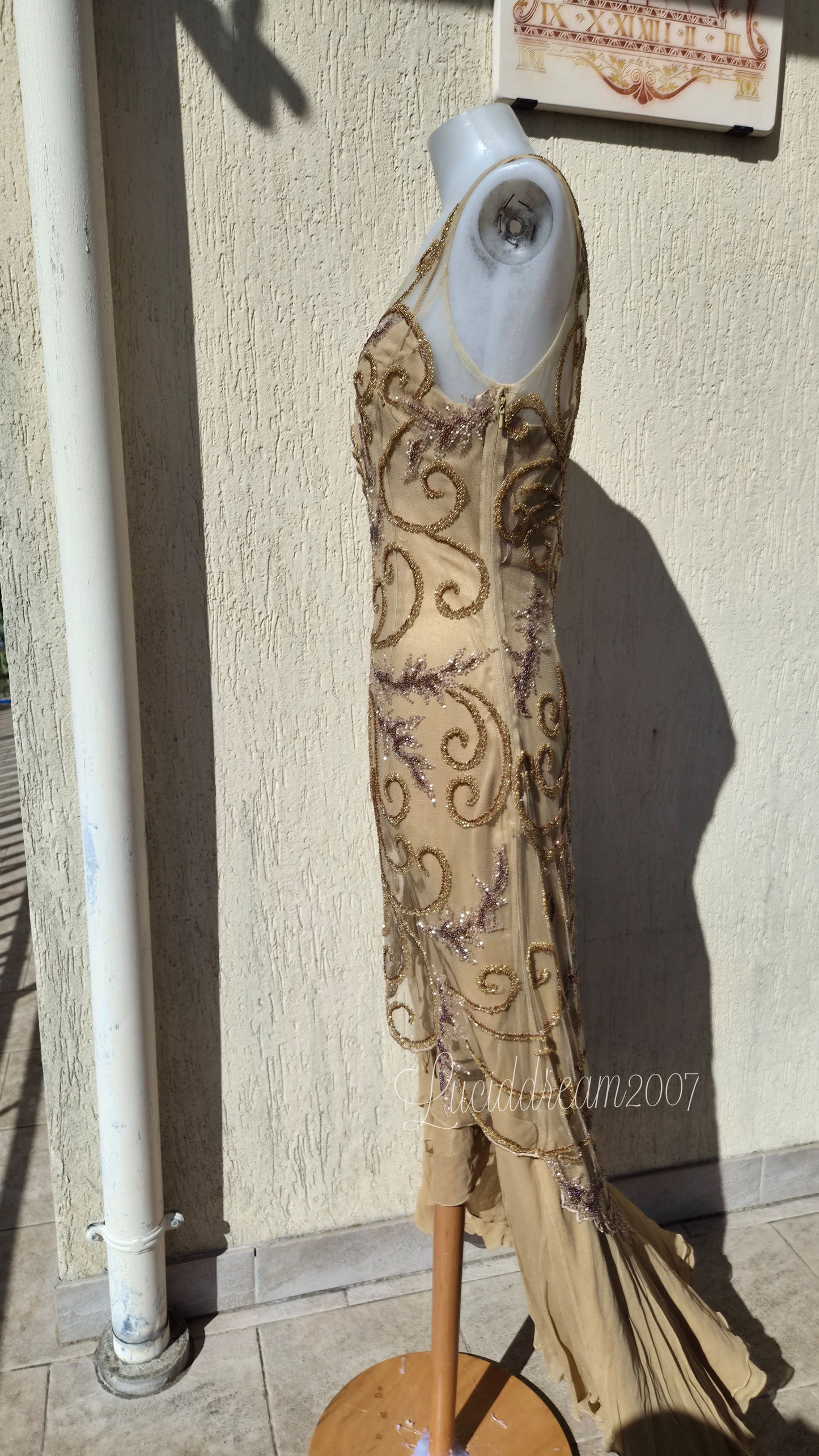 Robe en soie brodée