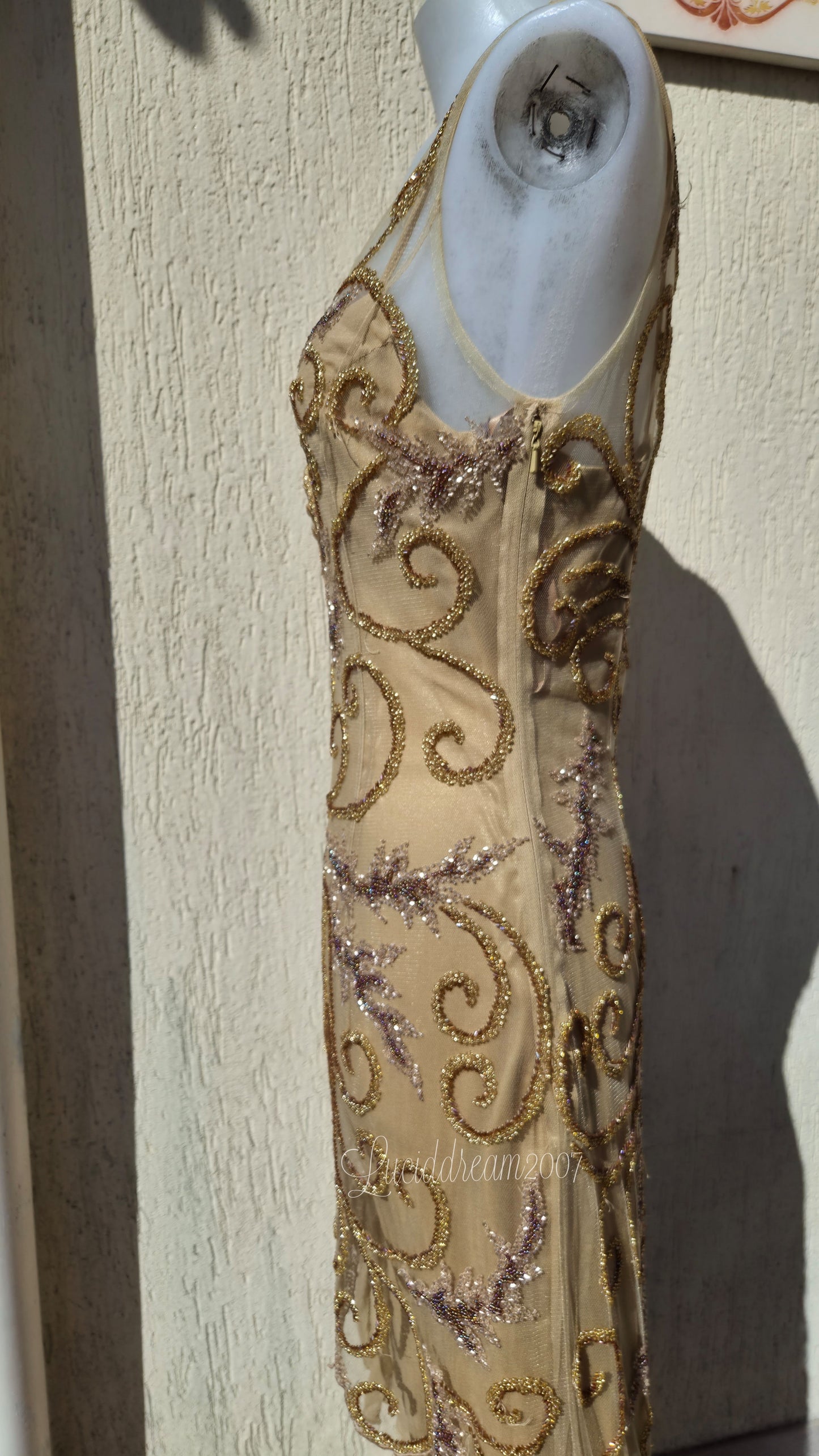 Robe en soie brodée