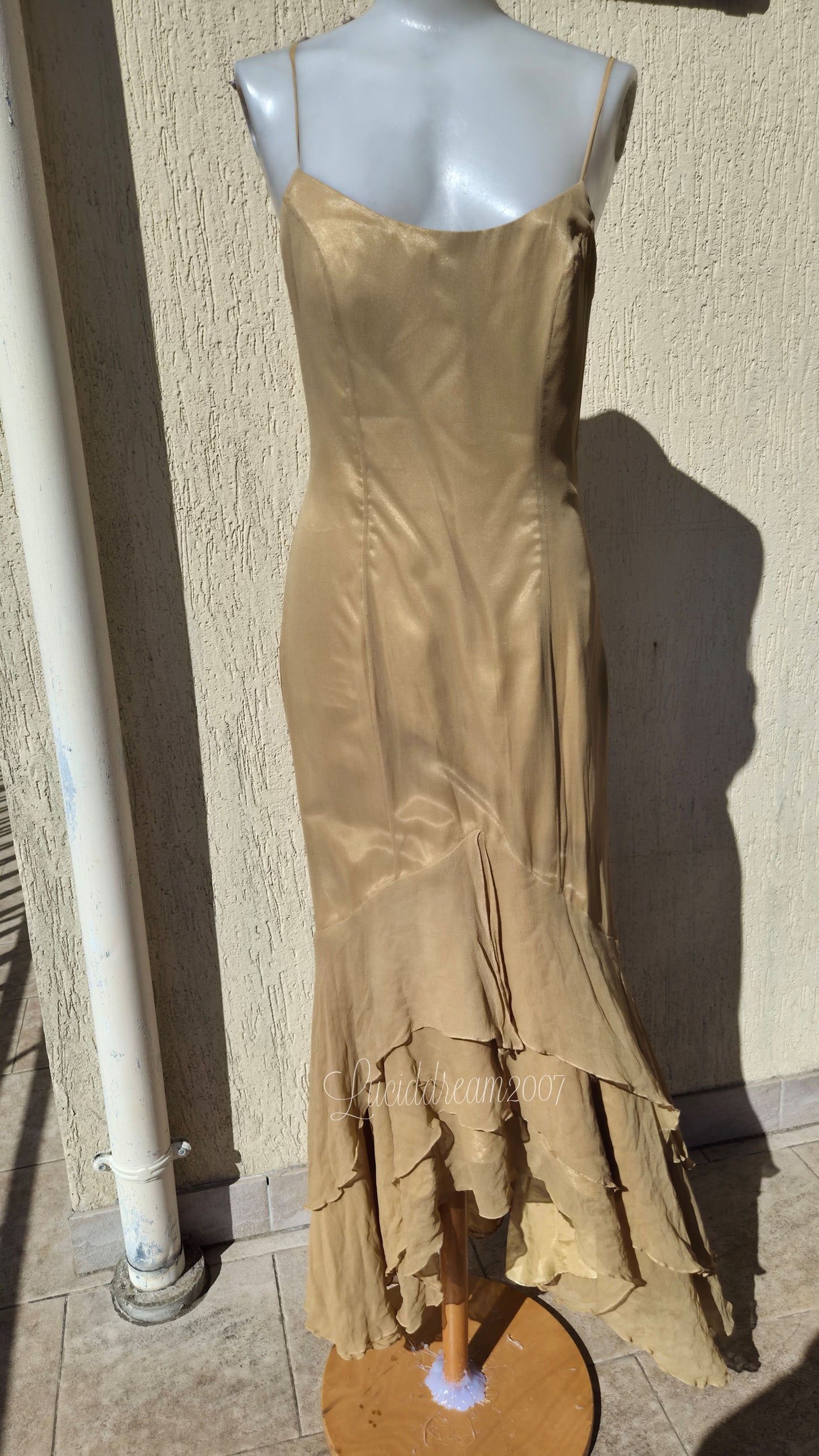 Robe en soie brodée