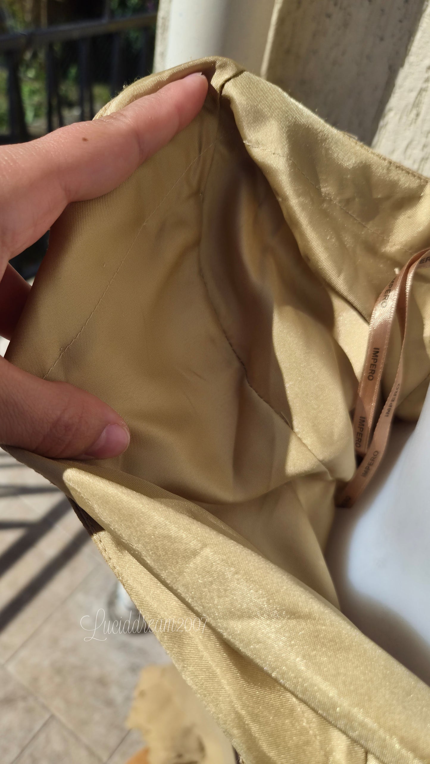 Robe en soie brodée